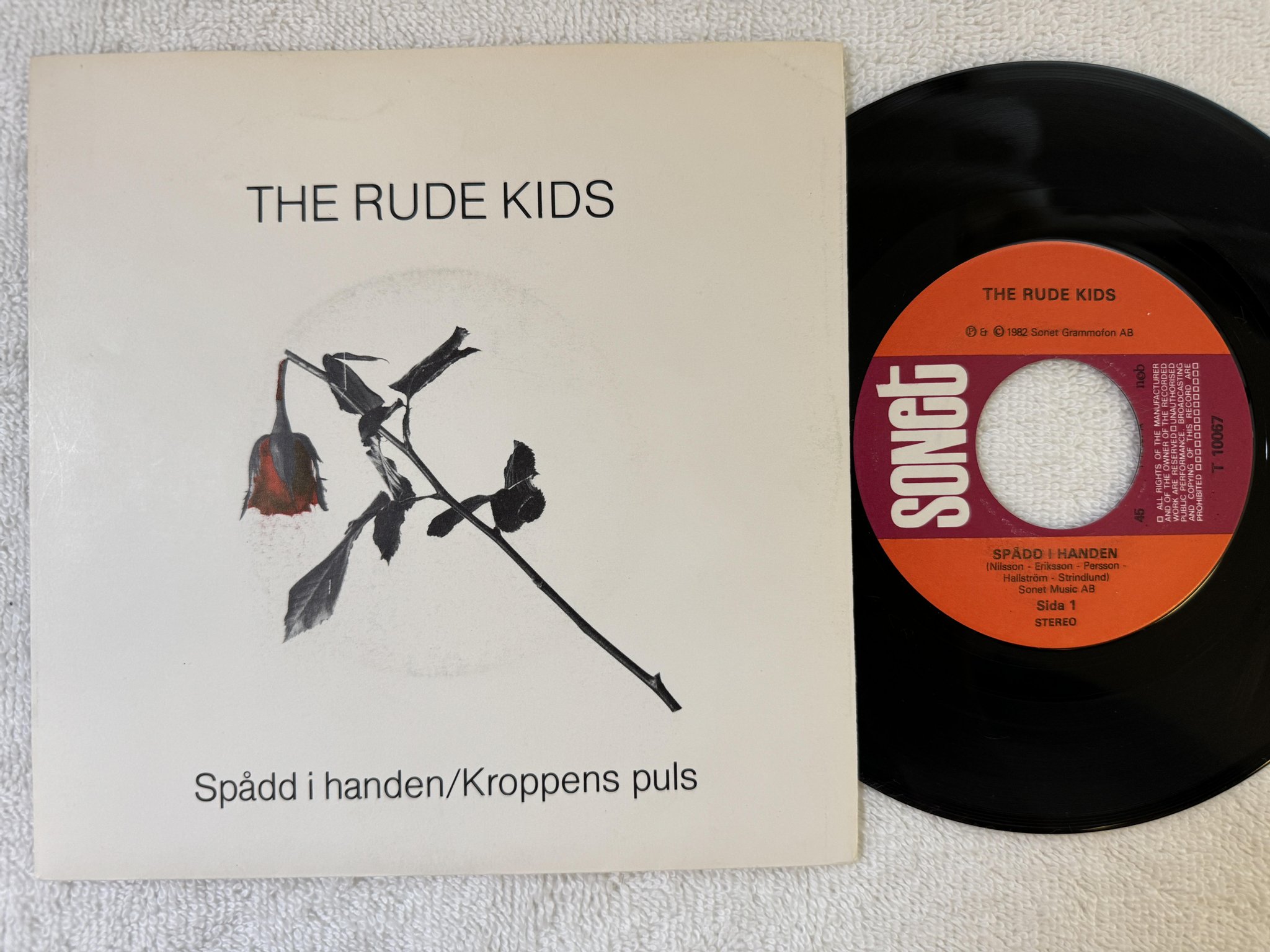 Omslagsbild för skivan THE RUDE KIDS spädd i handen 7" 82 Swe SONET T 10067
