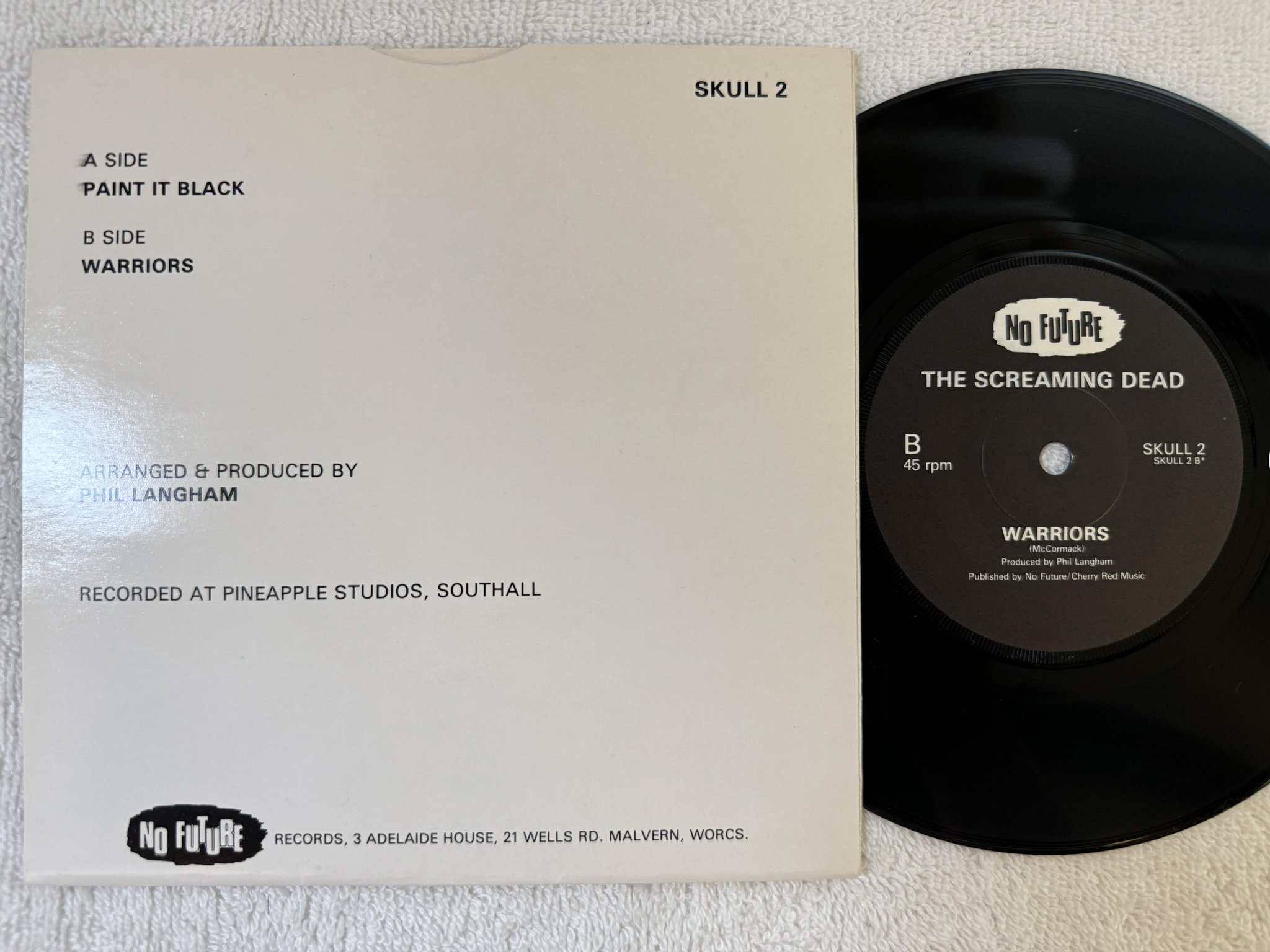 Omslagsbild för skivan SCREAMING DEAD paint it black 7" -84 UK NO FUTURE SKULL 2
