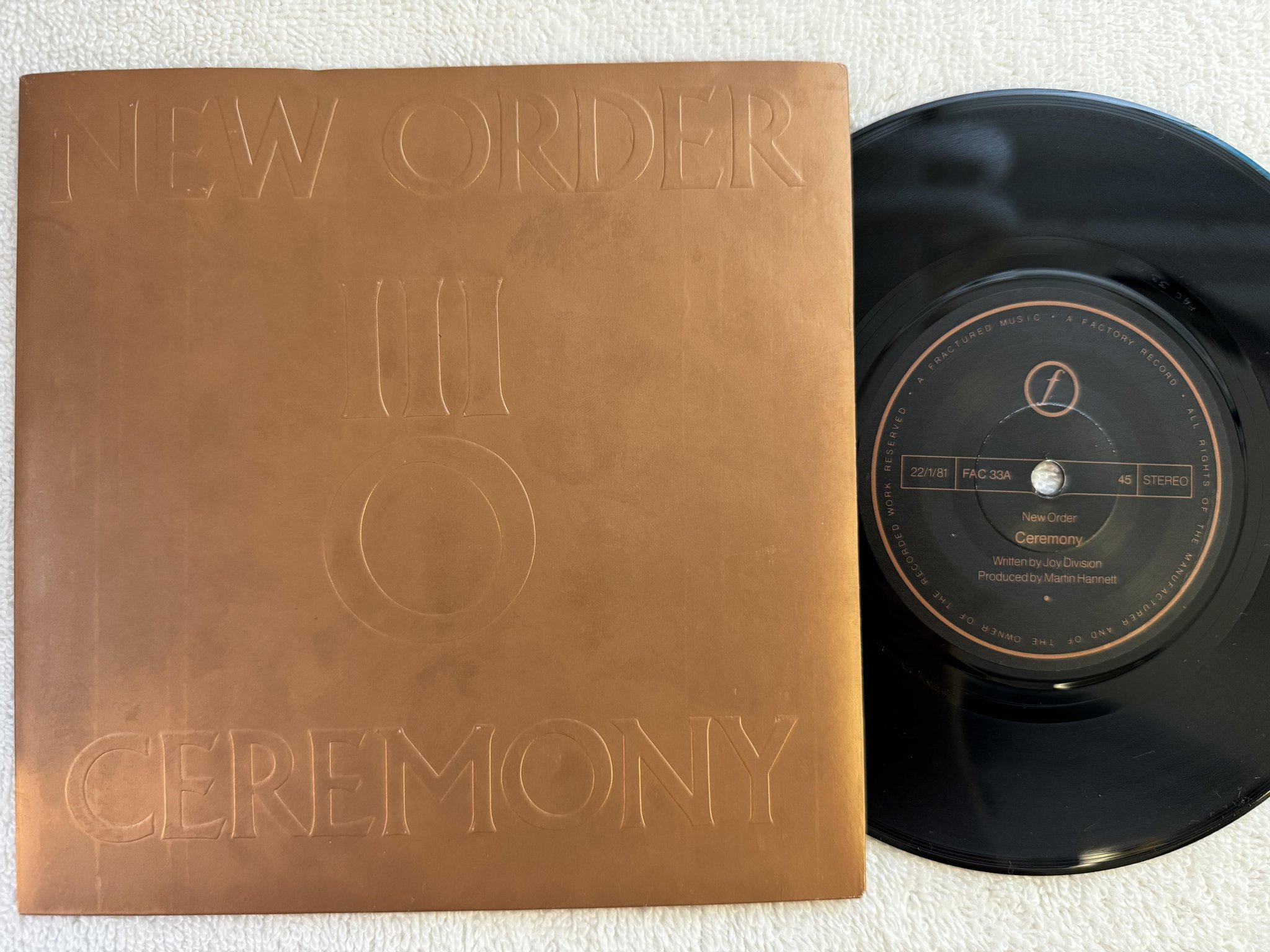 Omslagsbild för skivan NEW ORDER ceremony 7" -81 UK FACTORY FAC 33