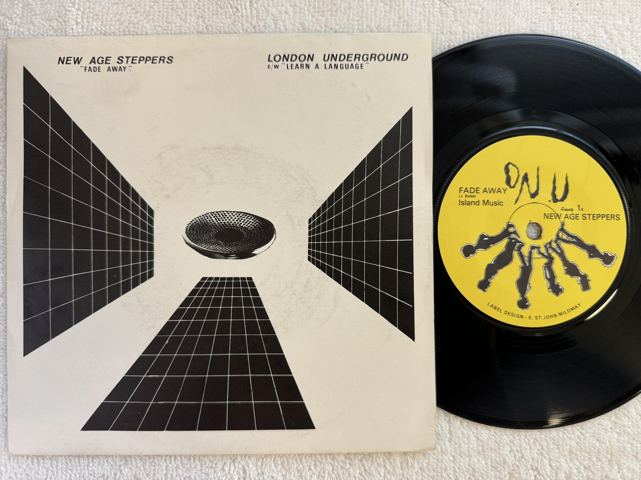 Omslagsbild för skivan NEW AGE STEPPERS fade away 7" -80 UK ON-Usound 1