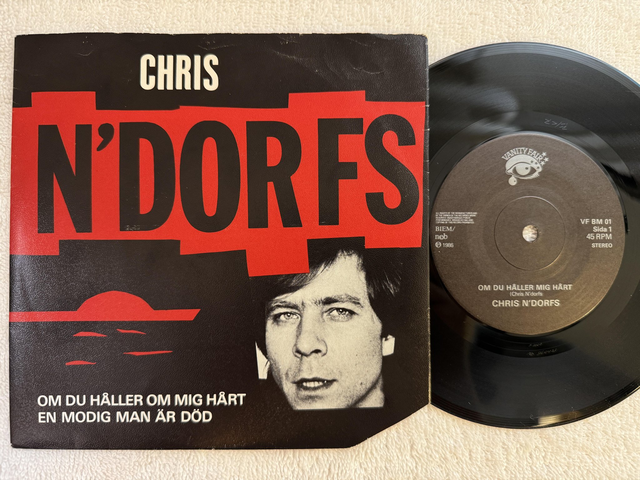 Omslagsbild för skivan CHRIS N'DORFS om du håller om mig hårt 7" -86 Swe VANITY FAIR VF BM 01