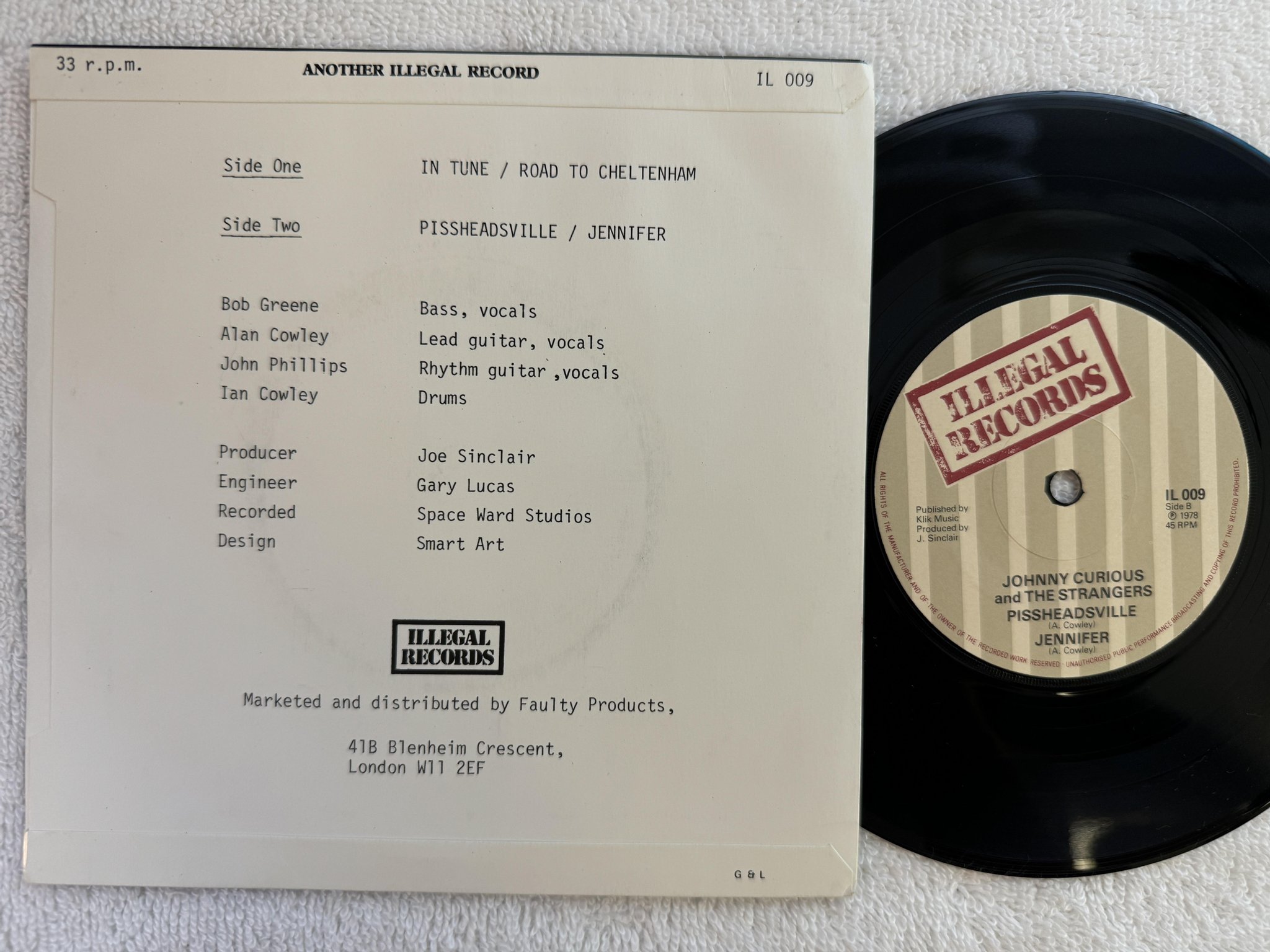 Omslagsbild för skivan JOHNNY CURIOUS & THE STRANGERS In Tune 7" -78 UK ILLEGAL IL 009