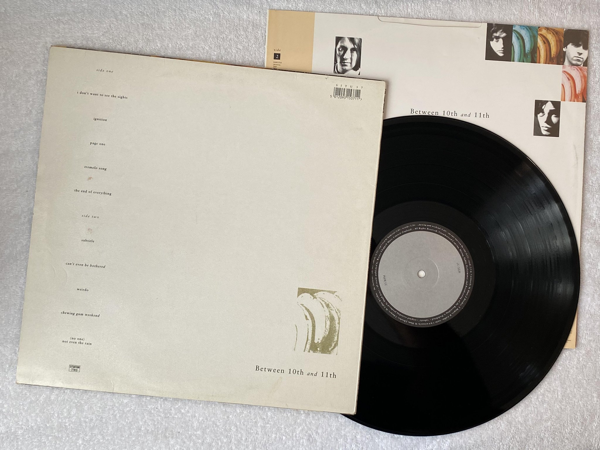 Omslagsbild för skivan THE CHARLATANS Between 10th And 11th LP -92 SITUATION TWO SITU 37