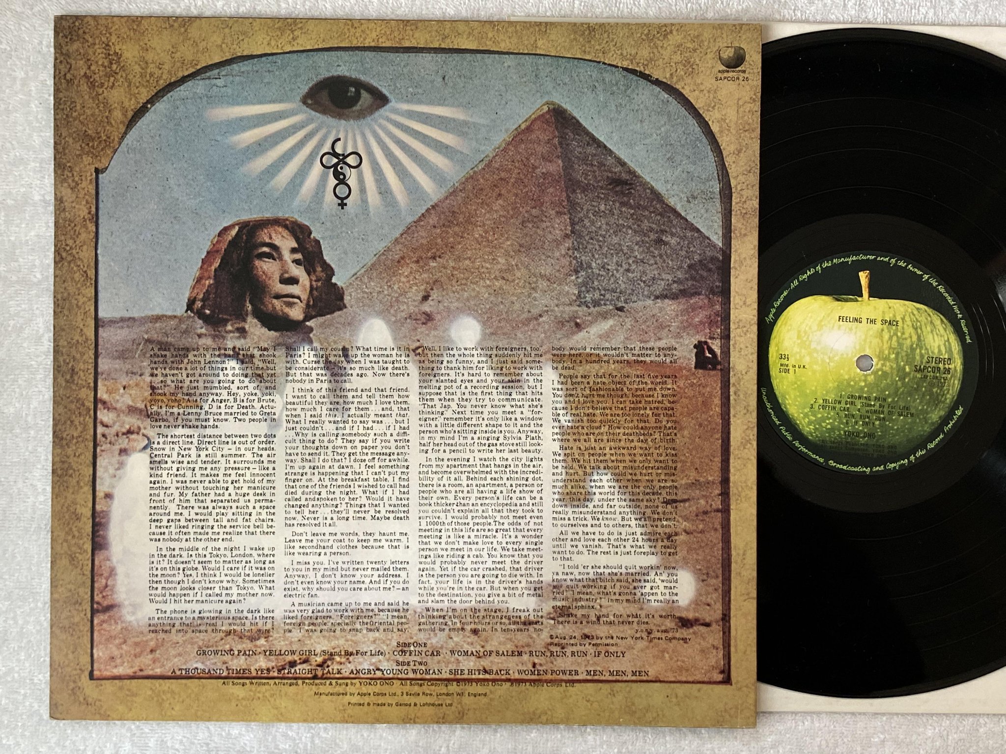 Omslagsbild för skivan YOKO ONO felling the space LP -73 UK APPLE SAPCOR 26
