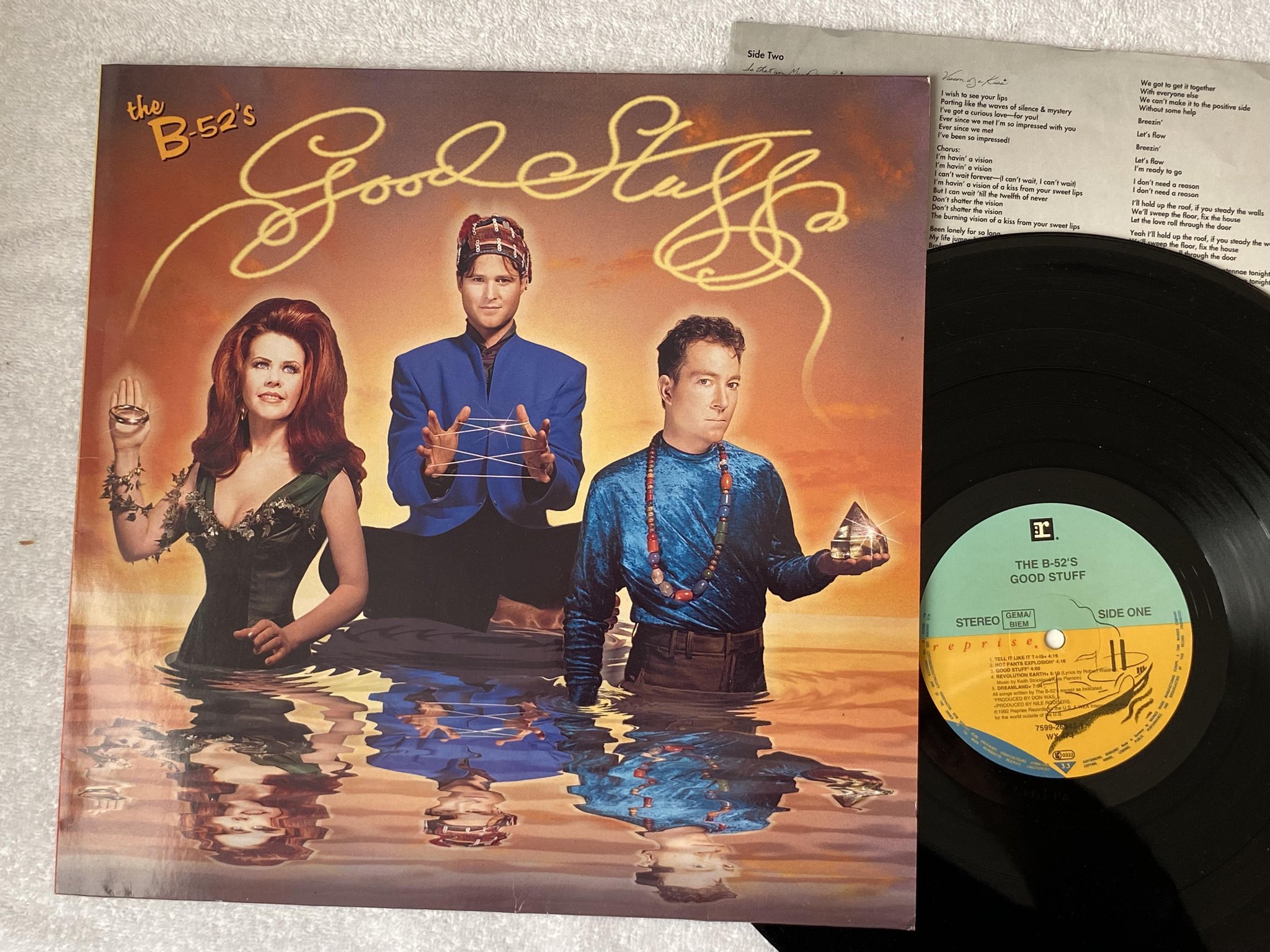 Omslagsbild för skivan THE B-52'S good stuff LP -92 REPRISE 7599-26943-1