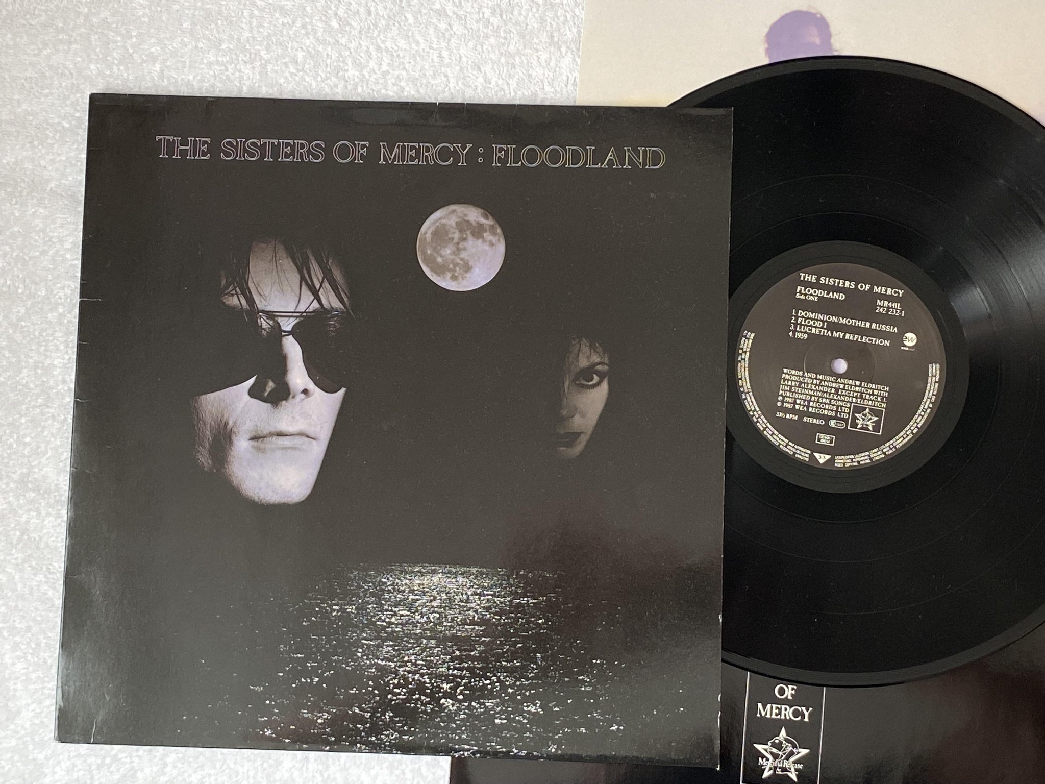 Omslagsbild för skivan THE SISTERS OF MERCY Floodland LP -87 MERCIFUL RELEASE MR441L