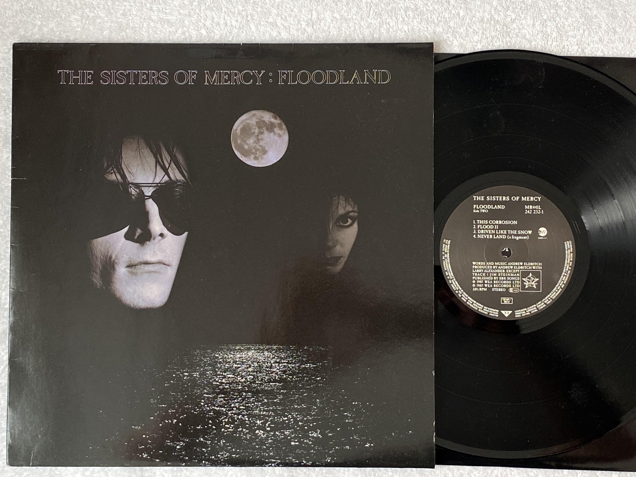 Omslagsbild för skivan THE SISTERS OF MERCY Floodland LP -87 MERCIFUL RELEASE MR441L