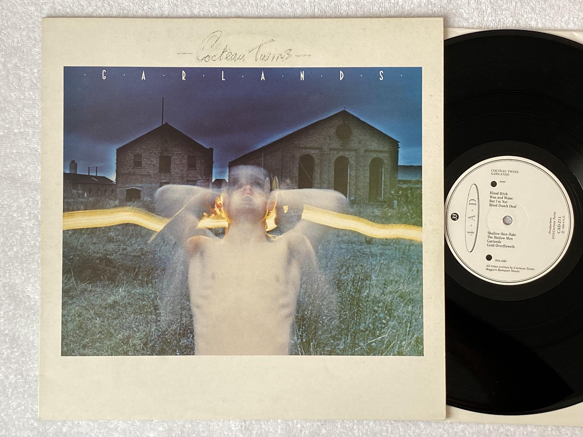 Omslagsbild för skivan COCTEAU TWINS garlands LP -82 4AD CAD 211