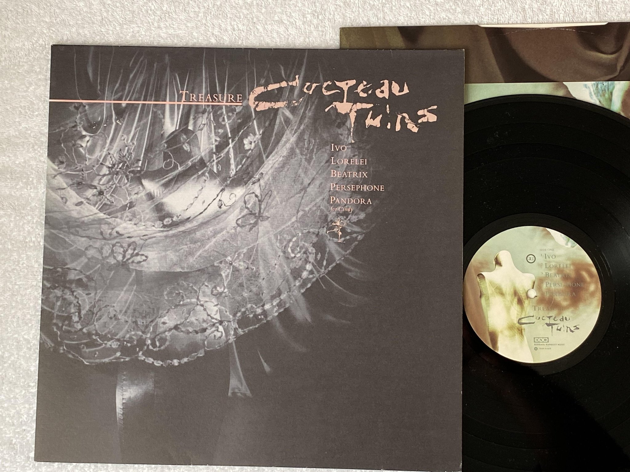 Omslagsbild för skivan COCTEAU TWINS treasure LP -84 4AD CAD 412