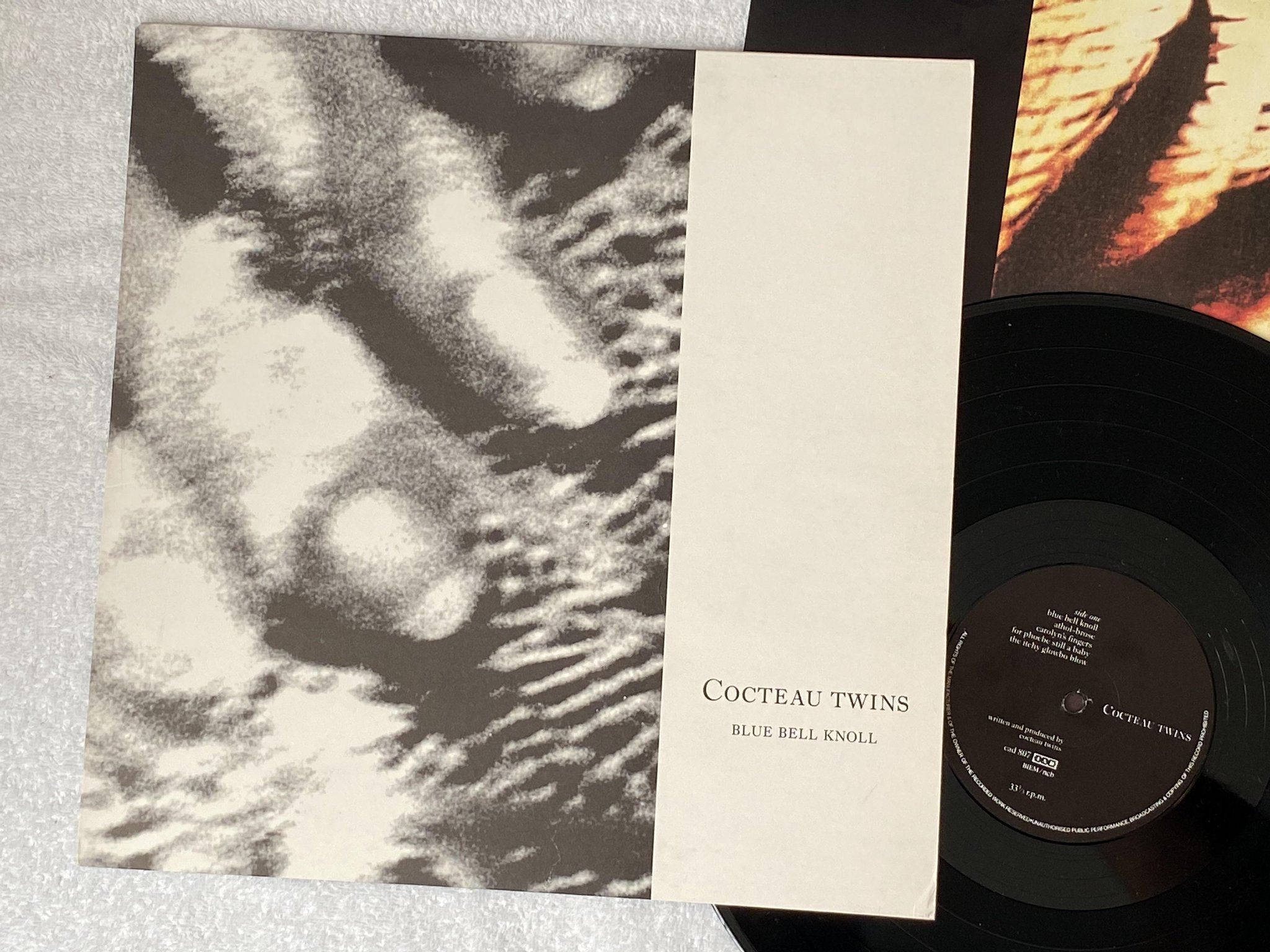 Omslagsbild för skivan COCTEAU TWINS Blue Bell Knoll LP -88 ncb 4AD CAD 807