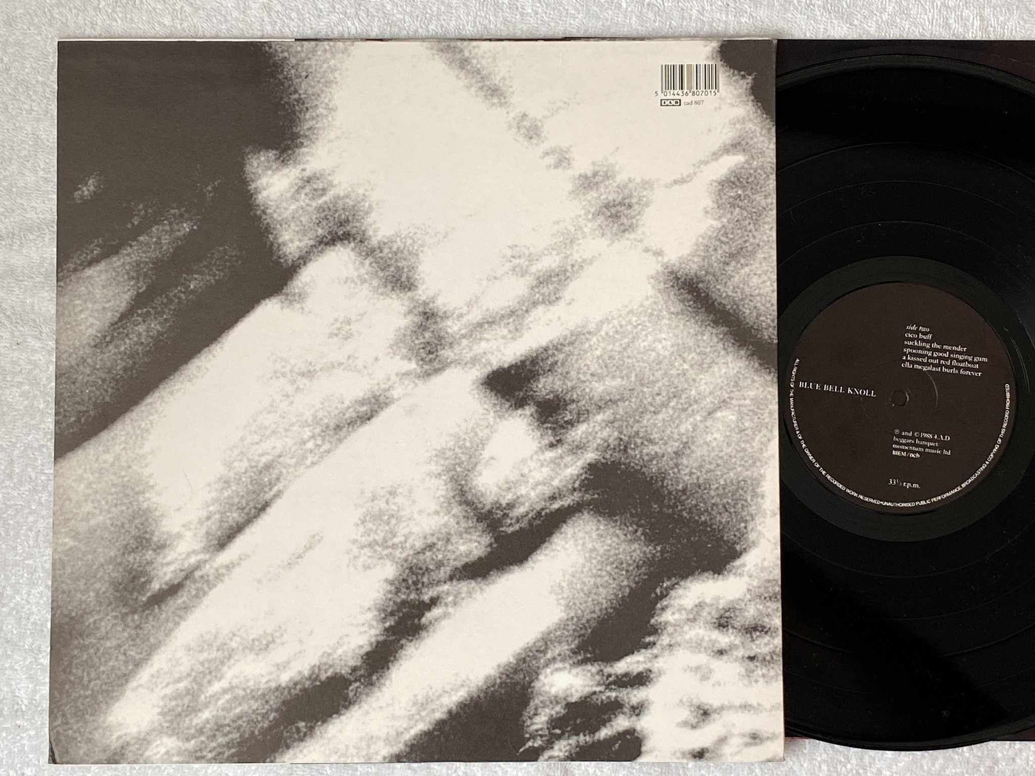 Omslagsbild för skivan COCTEAU TWINS Blue Bell Knoll LP -88 ncb 4AD CAD 807