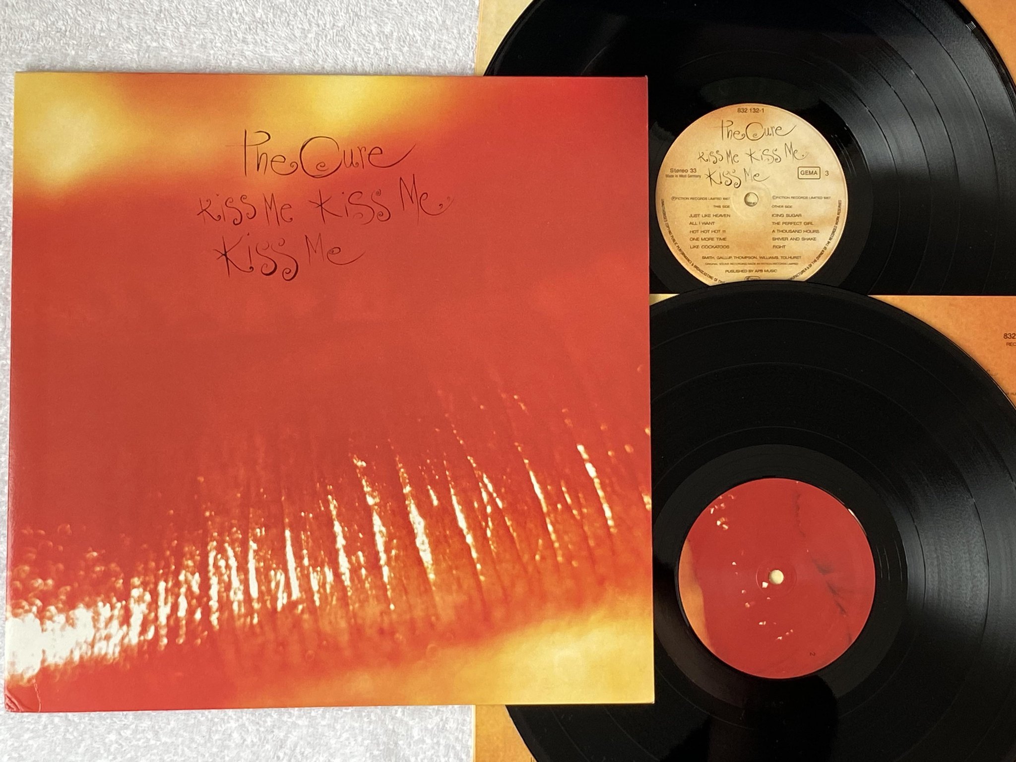 Omslagsbild för skivan THE CURE Kiss Me Kiss Me Kiss Me 2xLP -87 Ger FICTION 832 130-1