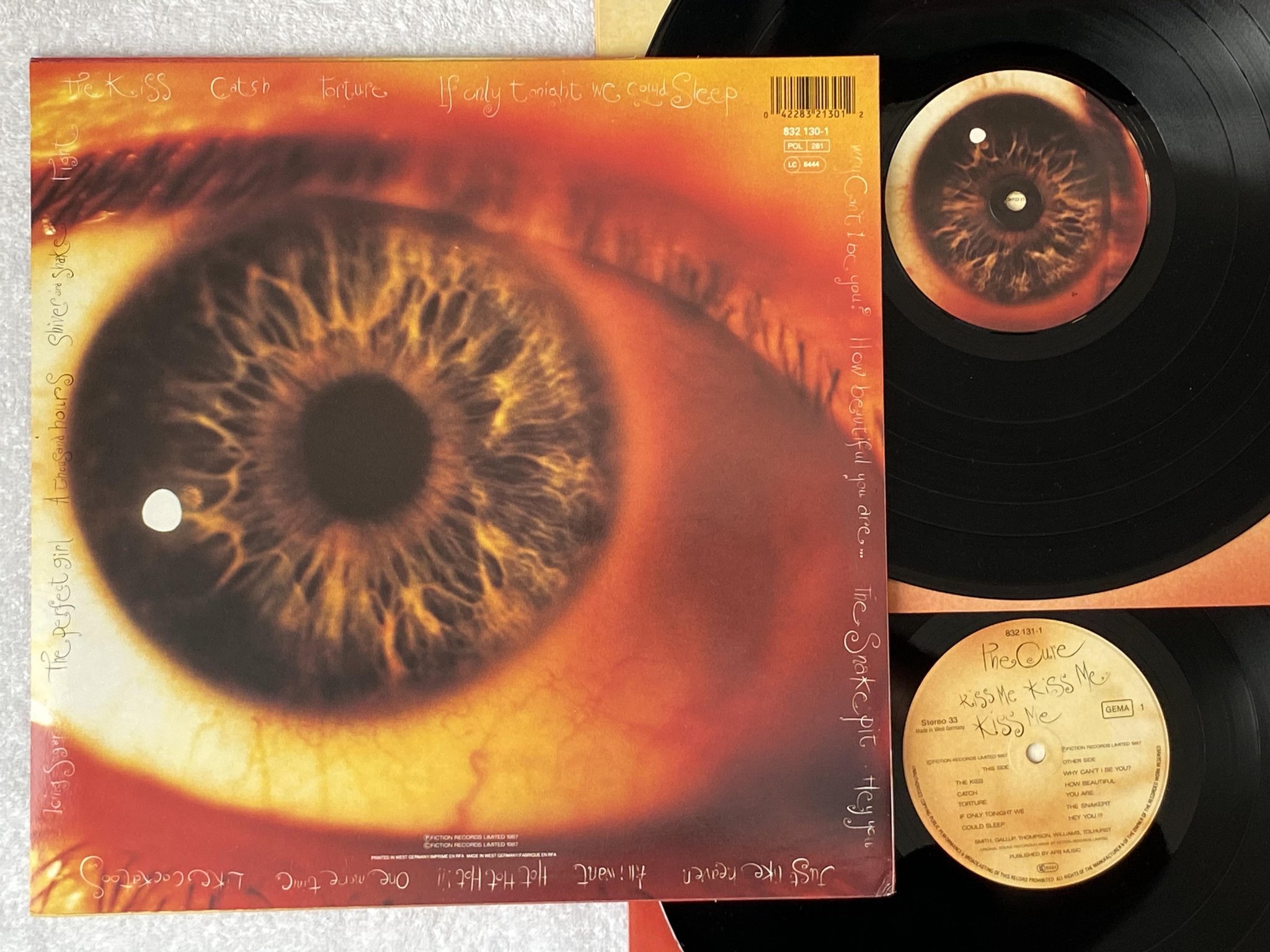 Omslagsbild för skivan THE CURE Kiss Me Kiss Me Kiss Me 2xLP -87 Ger FICTION 832 130-1