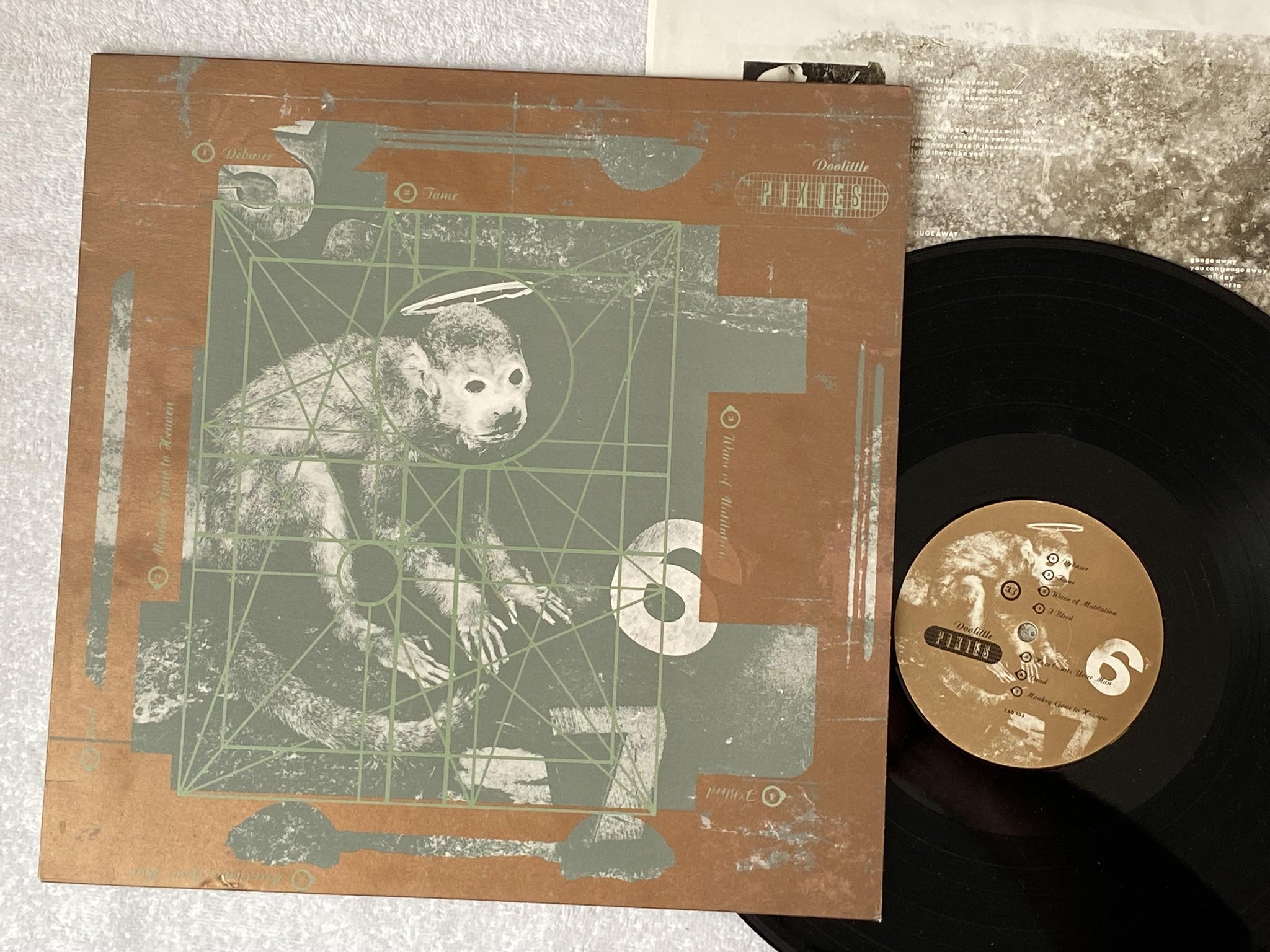 Omslagsbild för skivan PIXIES doolittle LP -89 UK 4AD CAD 905