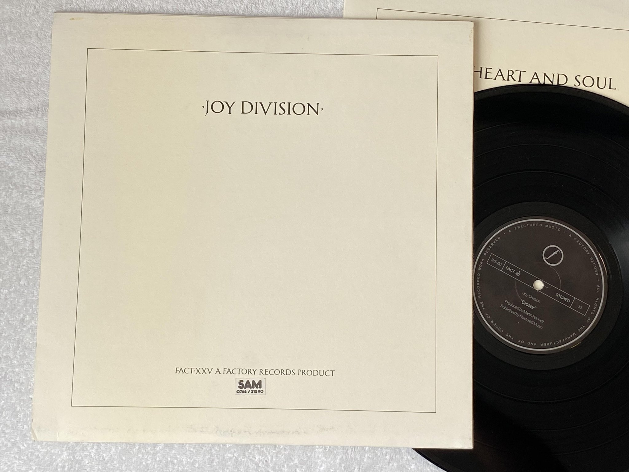 Omslagsbild för skivan JOY DIVISION closer LP -80 UK FACTORY FACT 25 ** Straight Corners Translucent **