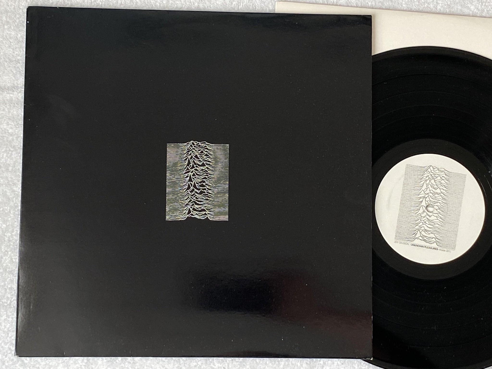 Omslagsbild för skivan JOY DIVISION Unknown Pleasures LP re UK FACTORY FACT 10 ** Plain Sleeve **