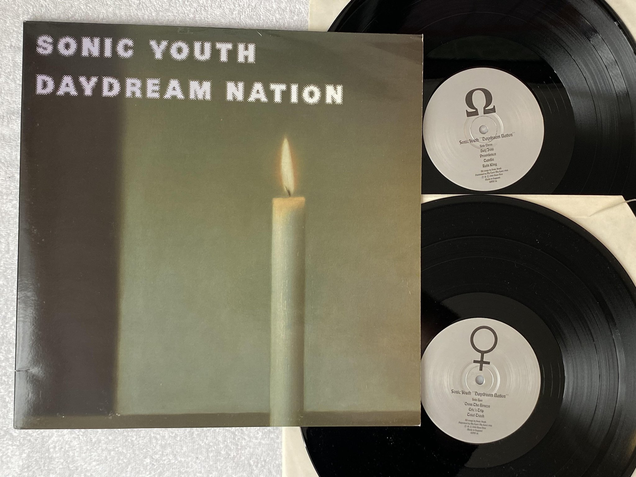 Omslagsbild för skivan SONIC YOUTH Daydream Nation 2xLP -88 UK BLACK FIST BFFP 34