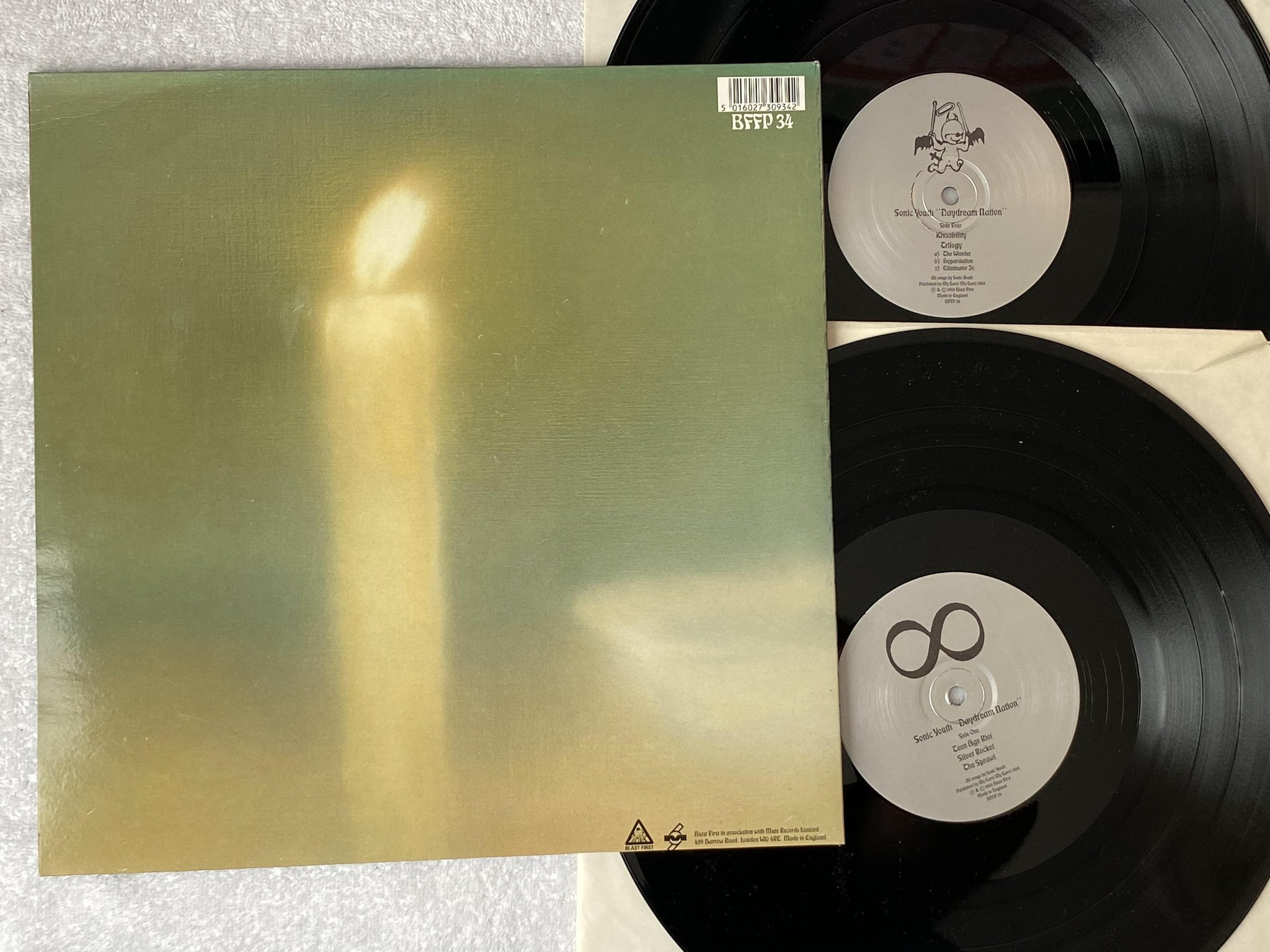 Omslagsbild för skivan SONIC YOUTH Daydream Nation 2xLP -88 UK BLACK FIST BFFP 34