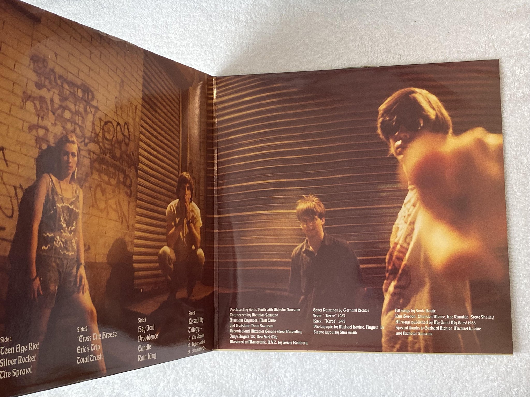 Omslagsbild för skivan SONIC YOUTH Daydream Nation 2xLP -88 UK BLACK FIST BFFP 34