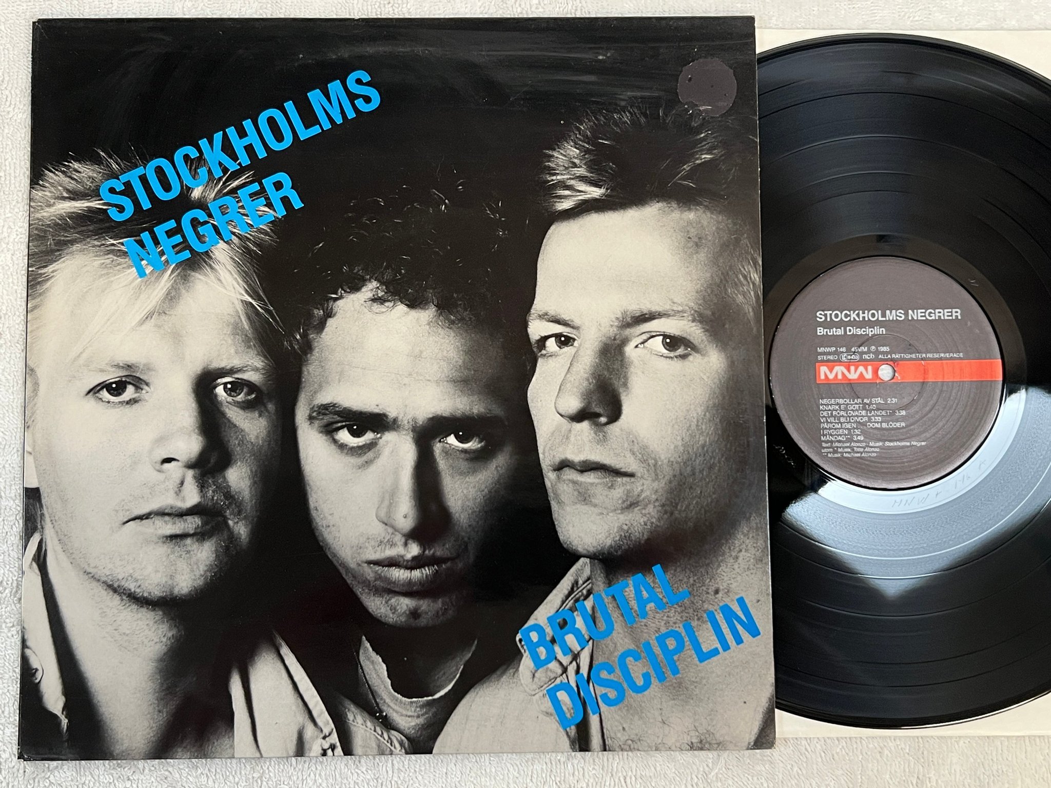 Omslagsbild för skivan STOCKHOLMS NEGRER brutal disciplin LP -85 MNW 146 *** POSTER ***