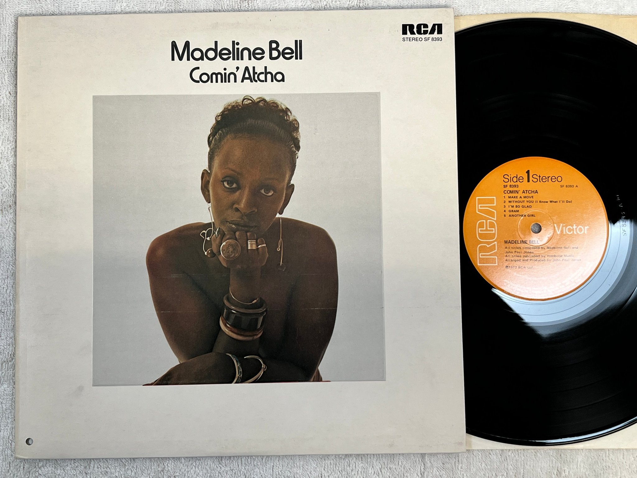 Omslagsbild för skivan MADELINE BELL comin' atcha LP -73 UK RCA SF 8393