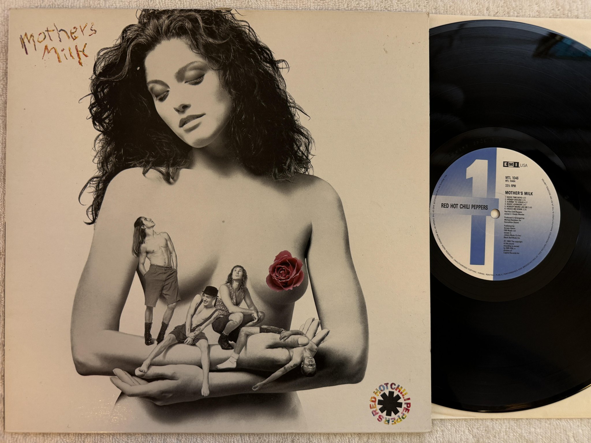 Omslagsbild för skivan RED HOT CHILI PEPPERS mother's milk LP -89 UK EMI USA MTL-1046