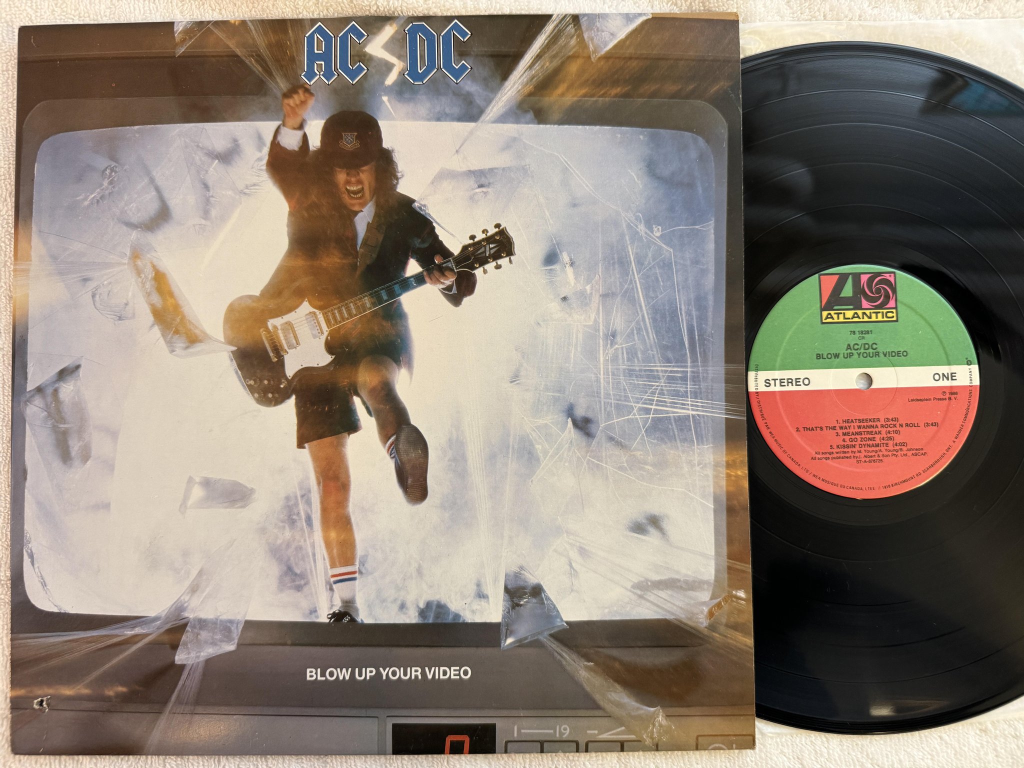 Omslagsbild för skivan AC/DC blow up your video LP -88 Can ATLANTIC 78 18281 CR