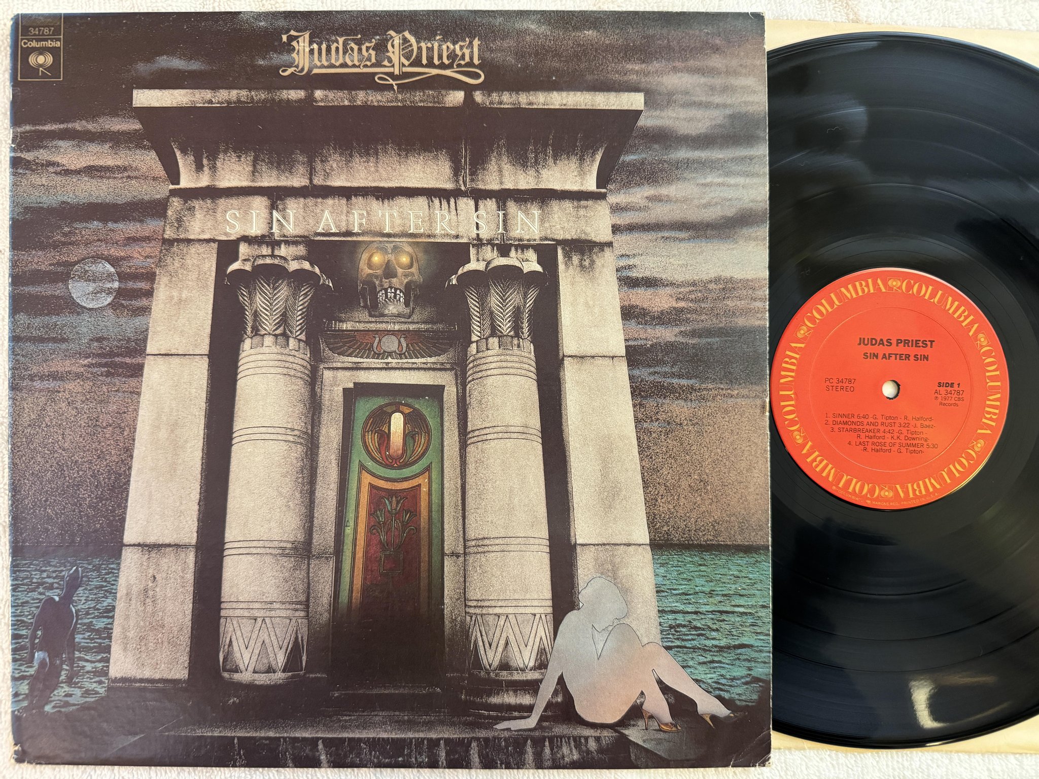 Omslagsbild för skivan JUDAS PRIEST sin after sin LP -77 US COLUMBIA PC 34787