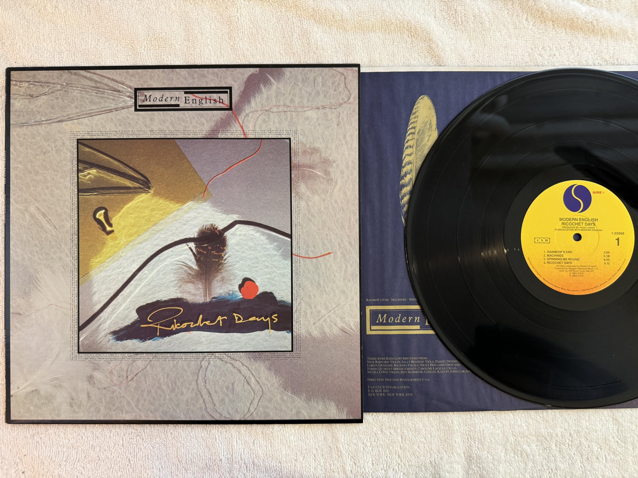 Omslagsbild för skivan MODERN ENGLISH ricochet days LP -84 US SIRE 1-25066