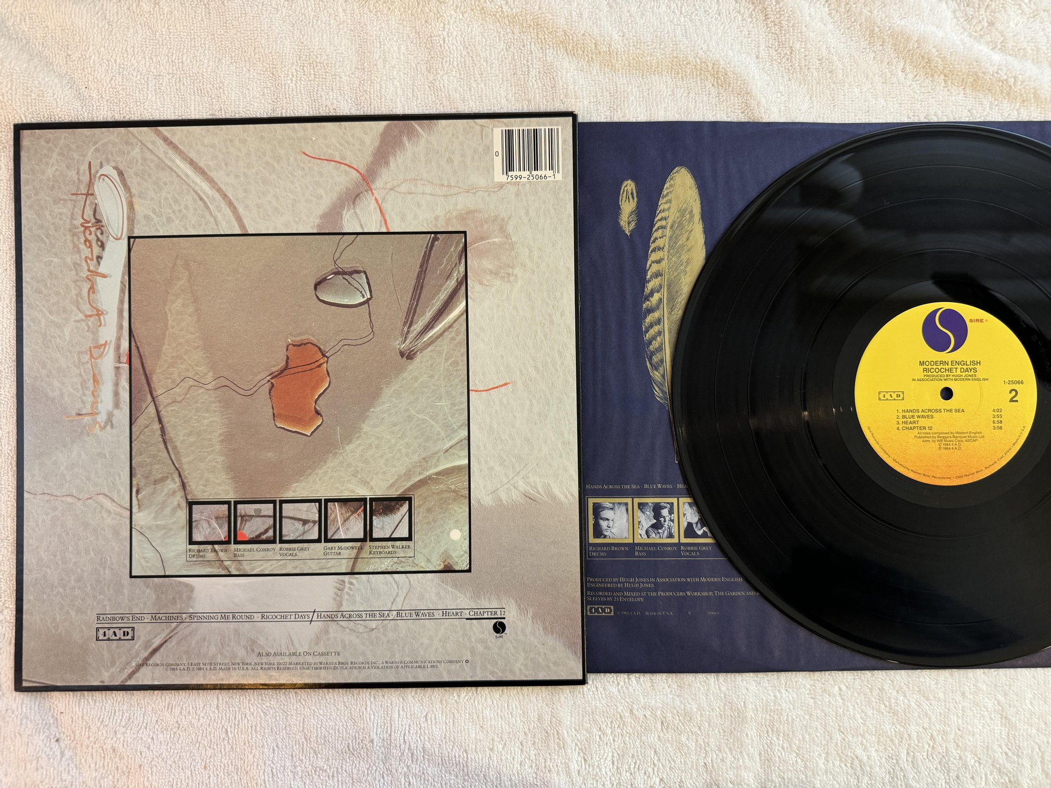 Omslagsbild för skivan MODERN ENGLISH ricochet days LP -84 US SIRE 1-25066