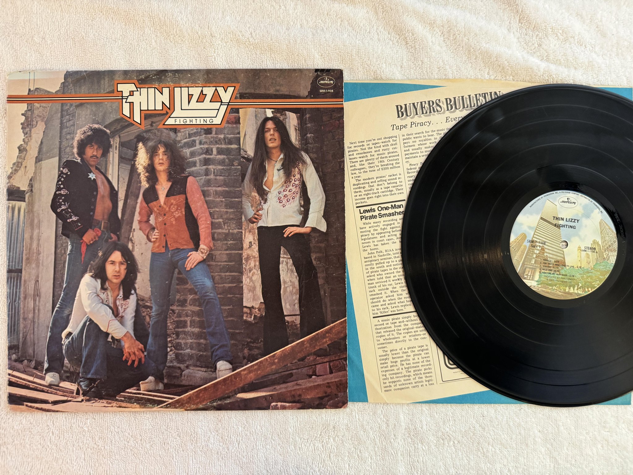 Omslagsbild för skivan THIN LIZZY fighting LP -75 US MERCURY SRM-1-1108