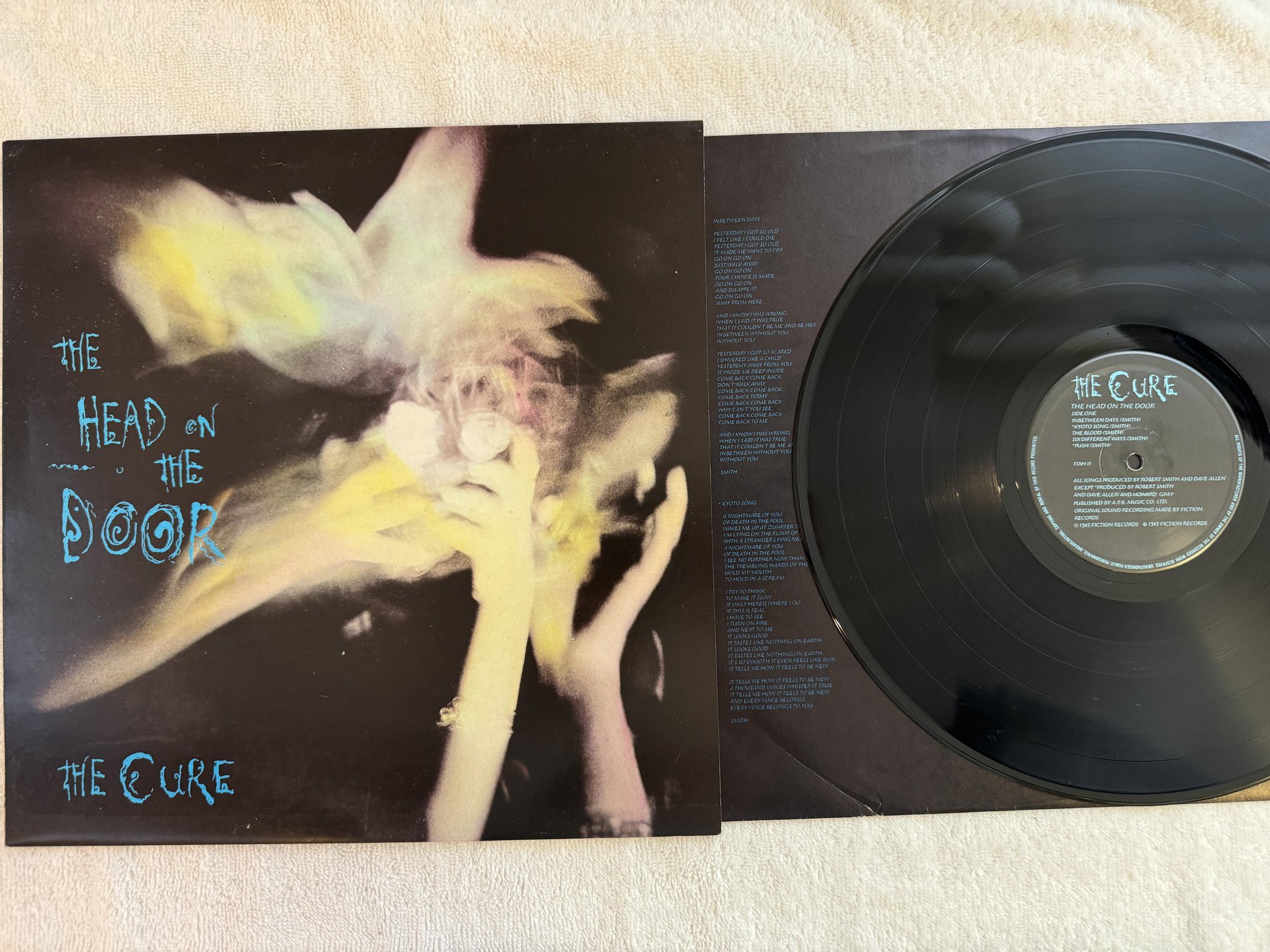 Omslagsbild för skivan THE CURE The Head On The Door LP -85 UK FICTION FIXH 11
