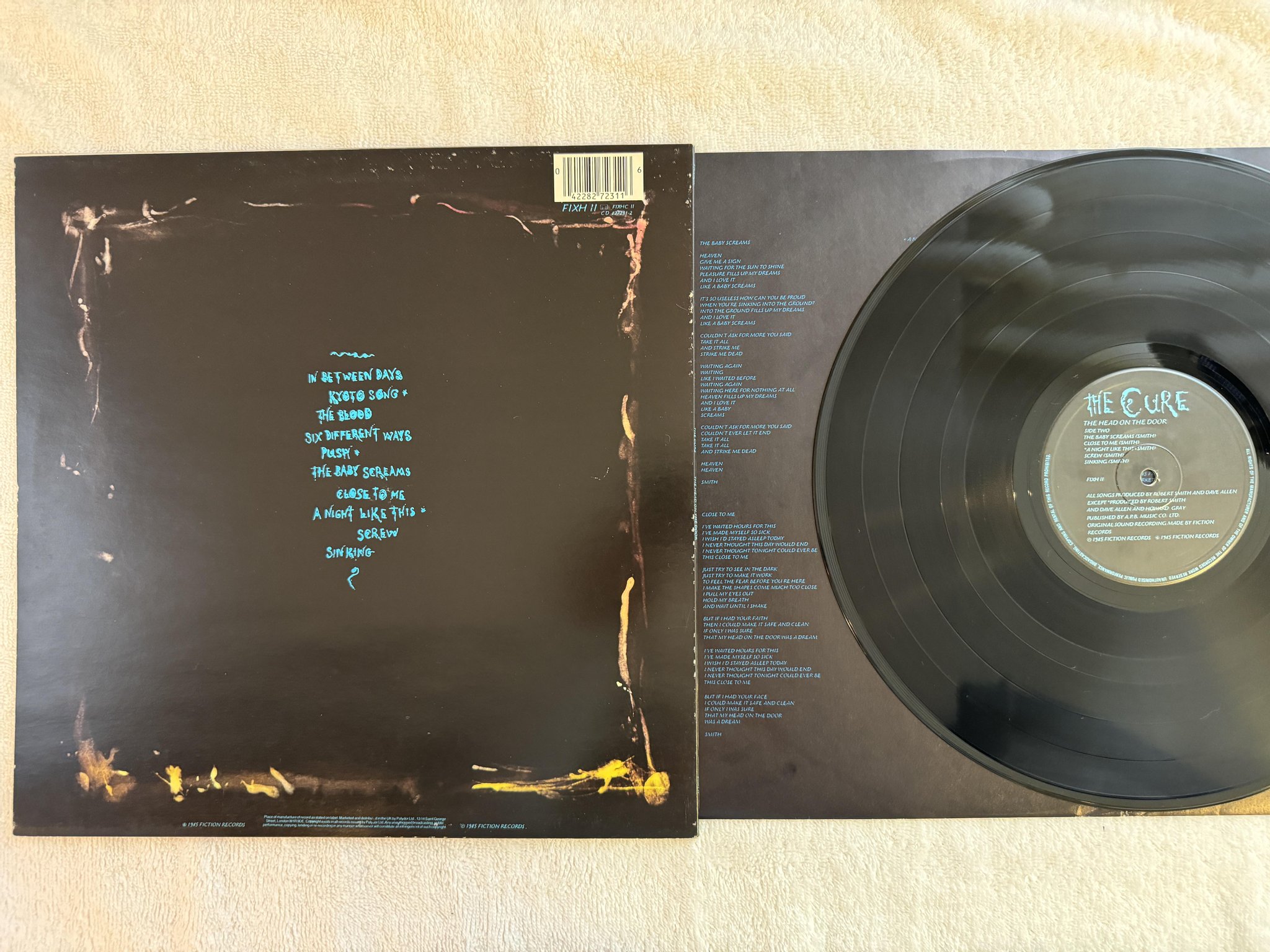 Omslagsbild för skivan THE CURE The Head On The Door LP -85 UK FICTION FIXH 11