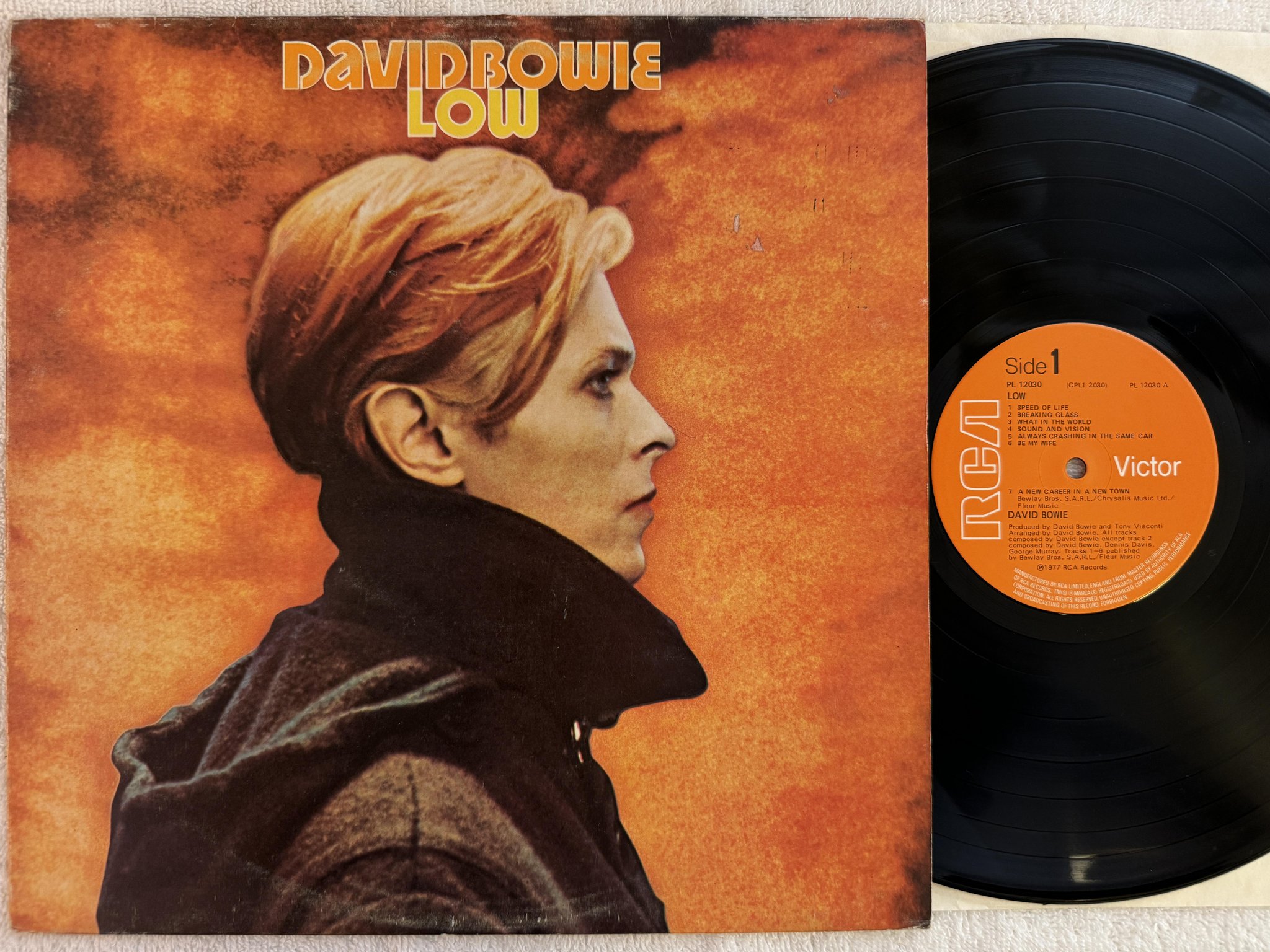 Omslagsbild för skivan DAVID BOWIE low LP -77 UK RCA PL 12030