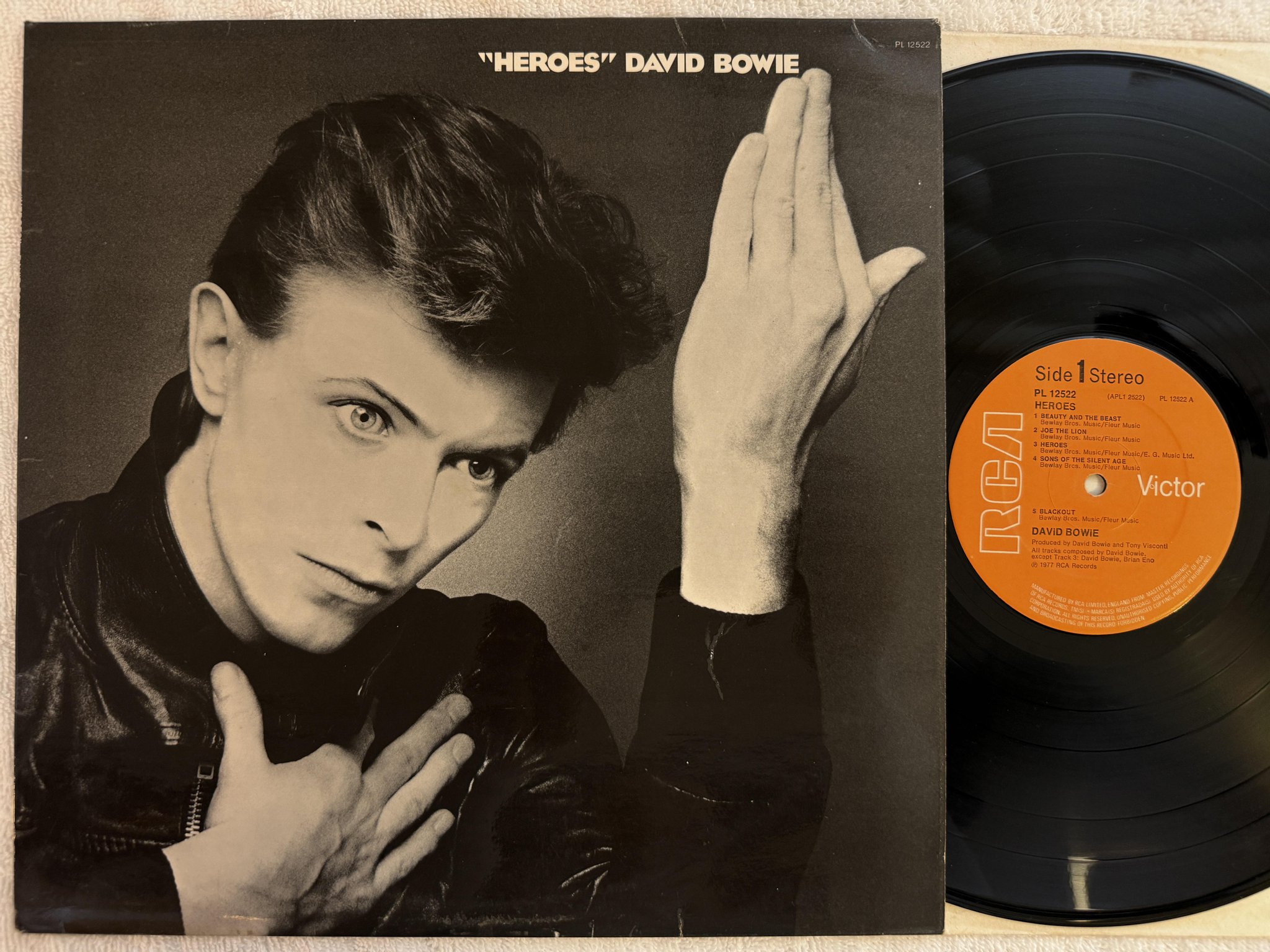 Omslagsbild för skivan DAVID BOWIE heroes LP -77 UK RCA PL 12522