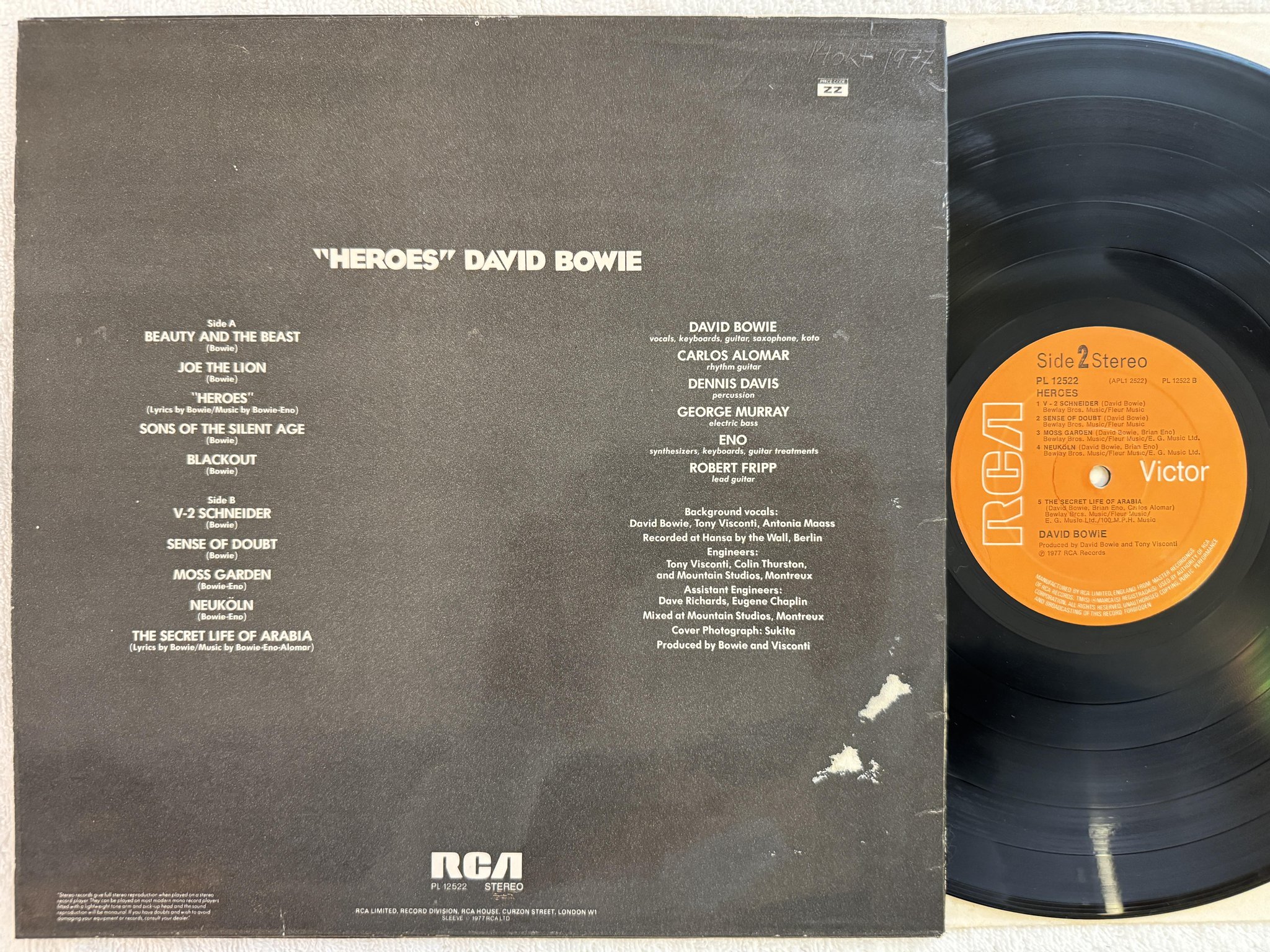 Omslagsbild för skivan DAVID BOWIE heroes LP -77 UK RCA PL 12522