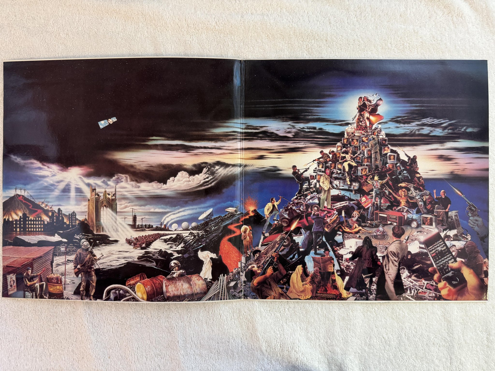 Omslagsbild för skivan FISH vigil In A Wilderness Of Mirrors LP -90 EMI 064 7 93634 1