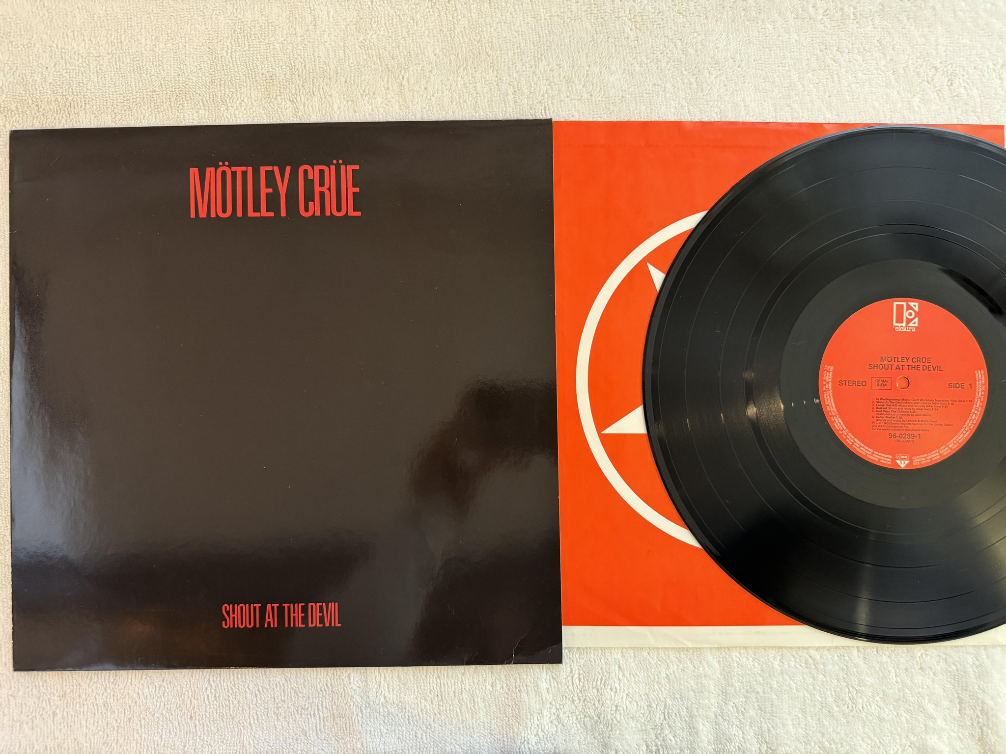 Omslagsbild för skivan MÖTLEY CRÜE shout at the devil LP -83 ELEKTRA 96-0289-1