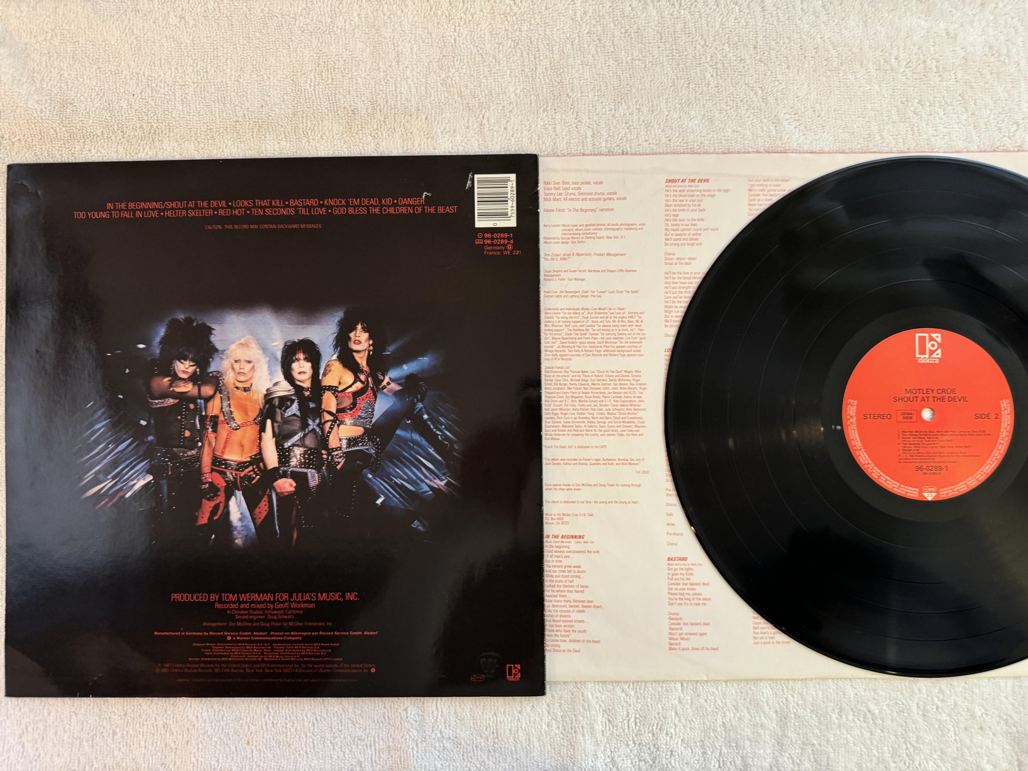 Omslagsbild för skivan MÖTLEY CRÜE shout at the devil LP -83 ELEKTRA 96-0289-1