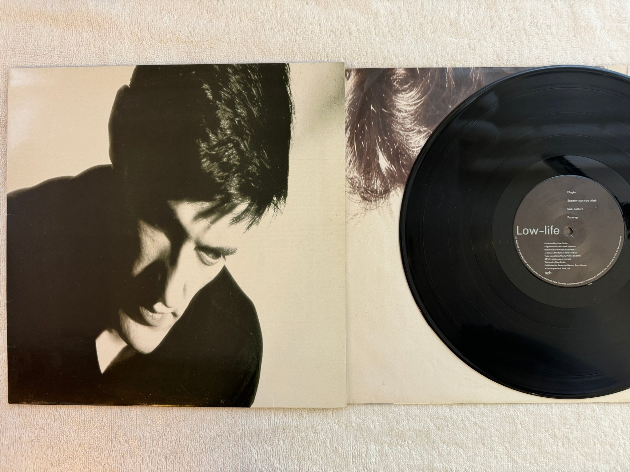 Omslagsbild för skivan NEW ORDER low-life LP -85 Swe FACTORY Fact 100