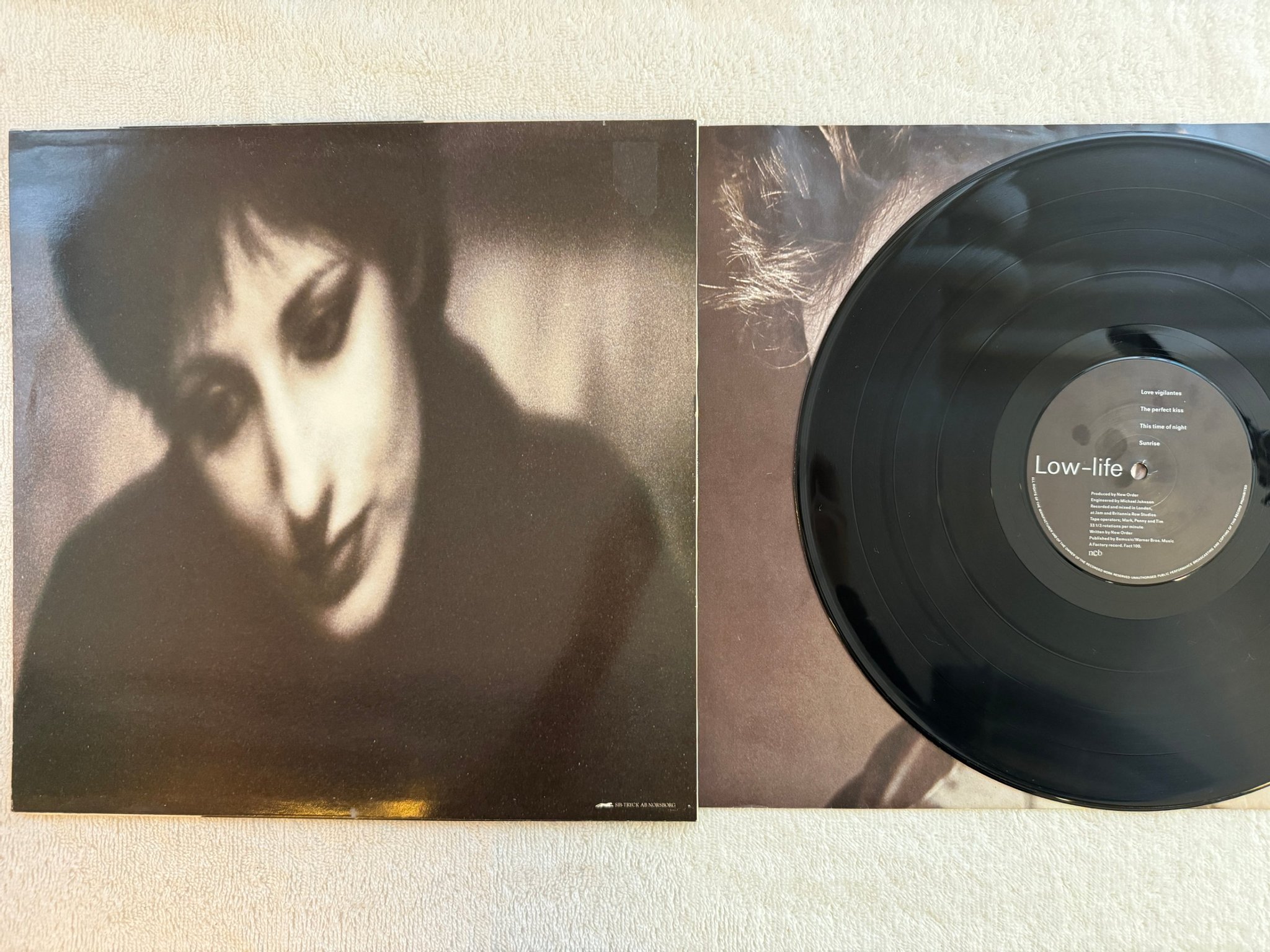 Omslagsbild för skivan NEW ORDER low-life LP -85 Swe FACTORY Fact 100