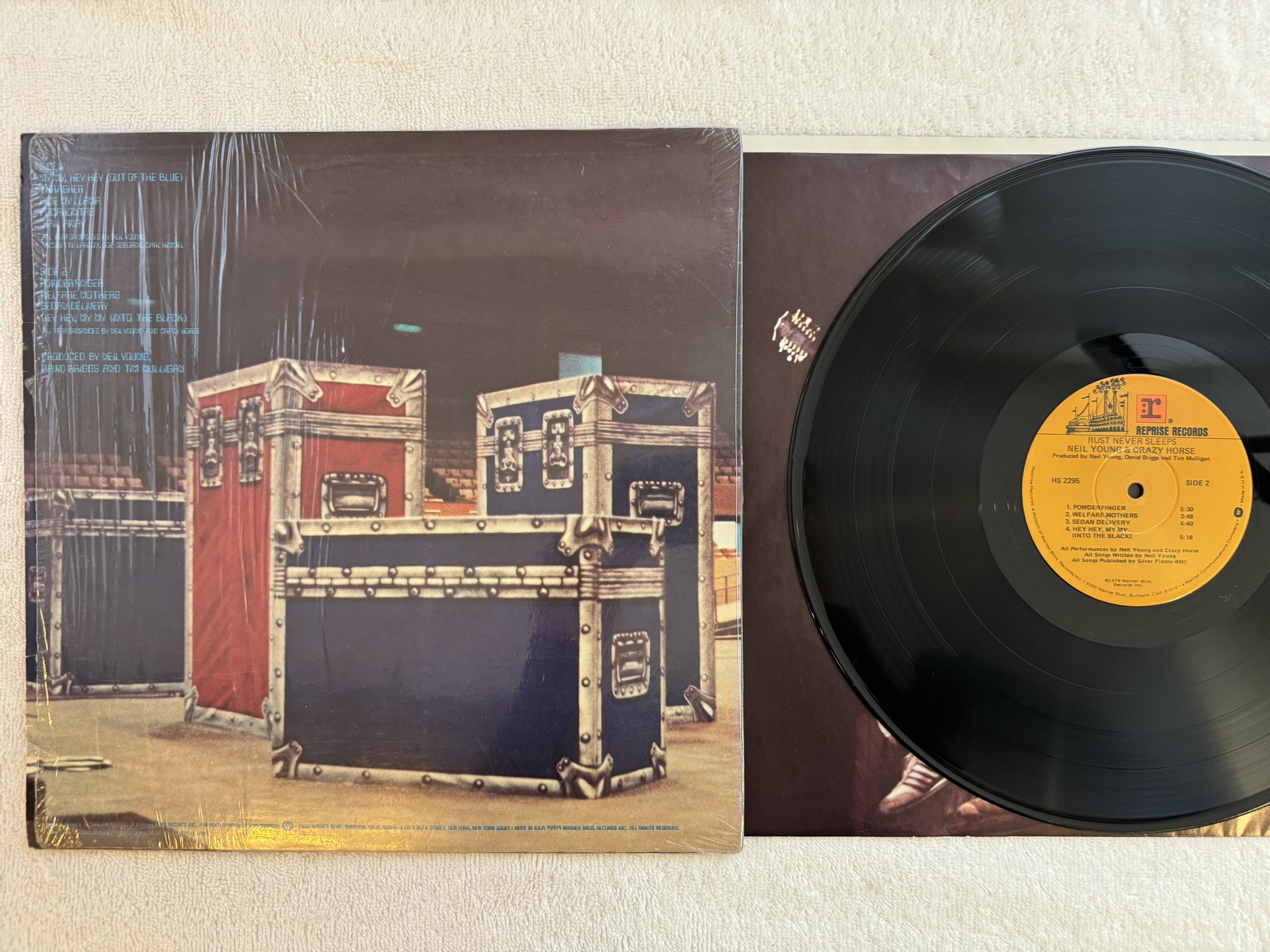 Omslagsbild för skivan NEIL YOUNG & CRAZY HORSE rust never sleeps LP -79 US REPRISE ** HYPE STICKER **