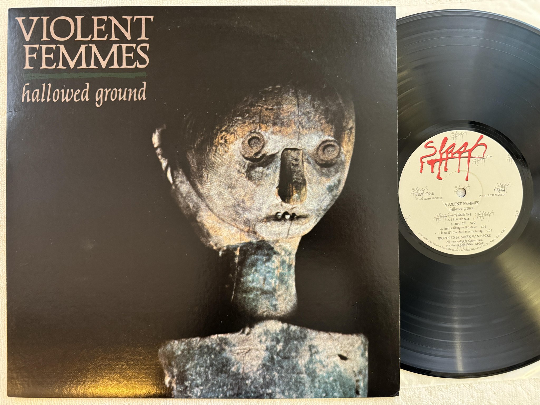 Omslagsbild för skivan VIOLENT FEMMES hallowed ground LP -84 US SLASH 1-25094