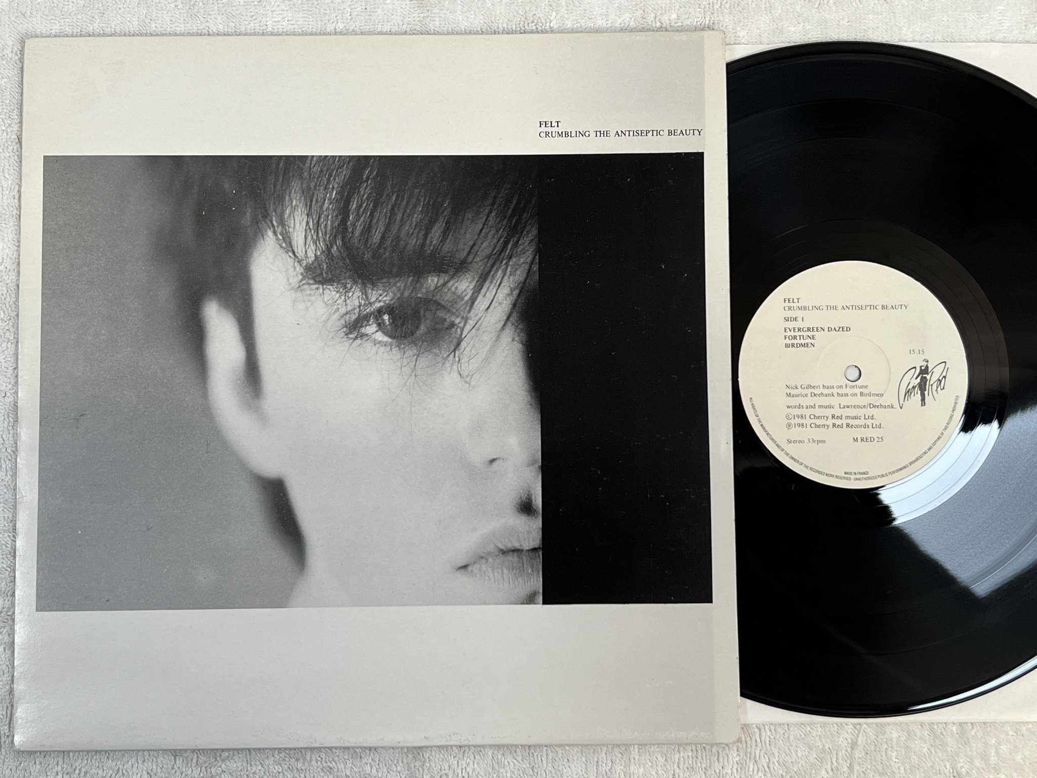 Omslagsbild för skivan FELT Crumbling The Antiseptic Beauty LP re UK CHERRY RED M RED 25 ** ETHEREAL **
