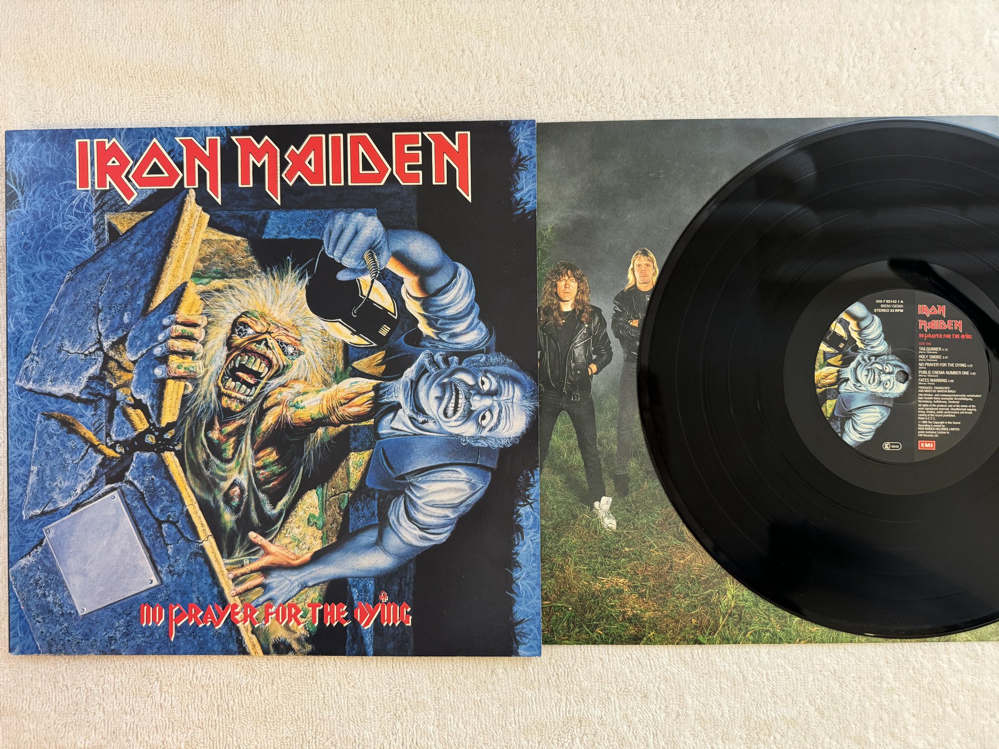 Omslagsbild för skivan IRON MAIDEN no prayer for the dying LP -90 EMI 068-7951421