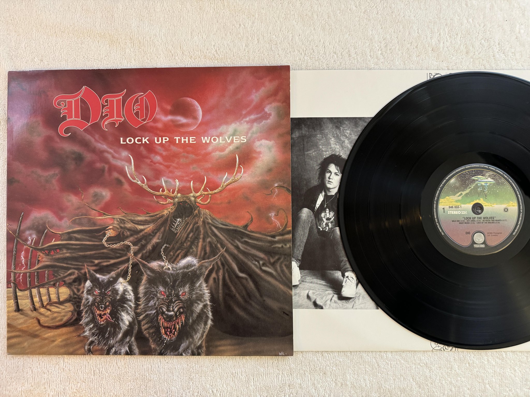 Omslagsbild för skivan DIO Lock Up The Wolves LP -90 VERTIGO 846 033-1