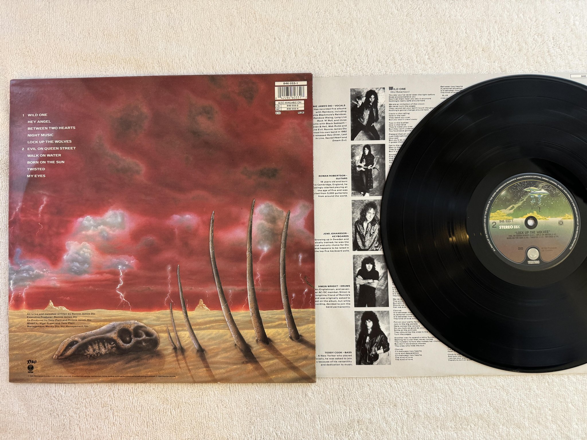 Omslagsbild för skivan DIO Lock Up The Wolves LP -90 VERTIGO 846 033-1