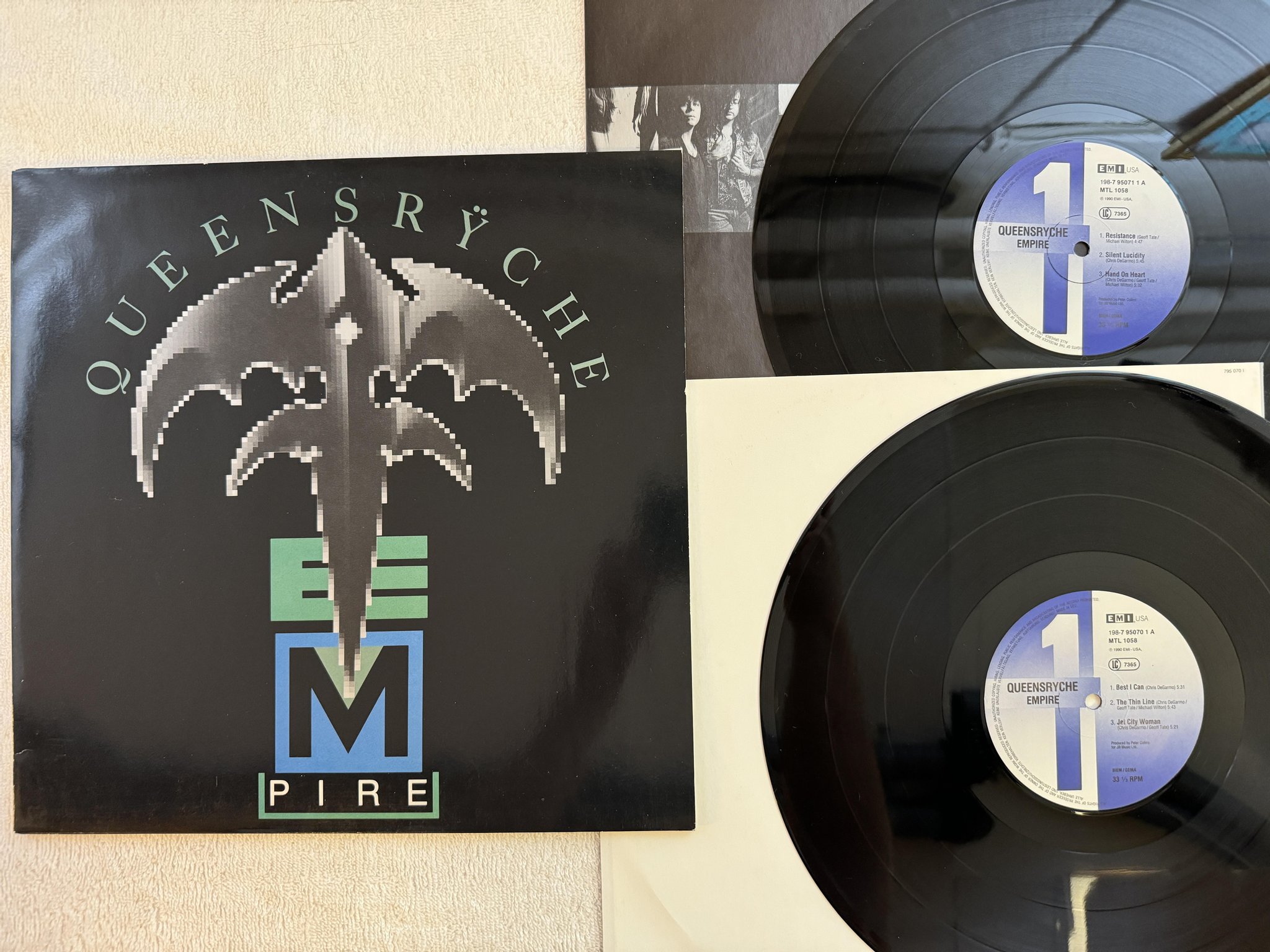 Omslagsbild för skivan QUEENSRYCHE empire 2xLP -90 EMI USA 198-7 95070 1