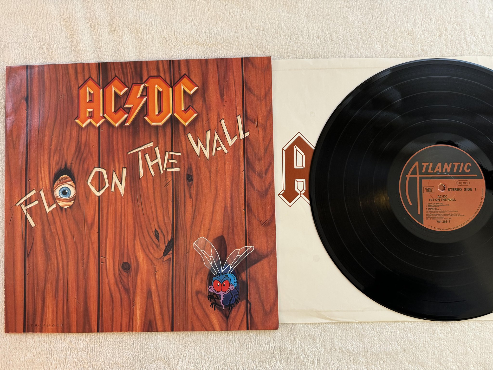 Omslagsbild för skivan AC/DC fly on the wall LP -85 Ger ATLANTIC 781 263-1