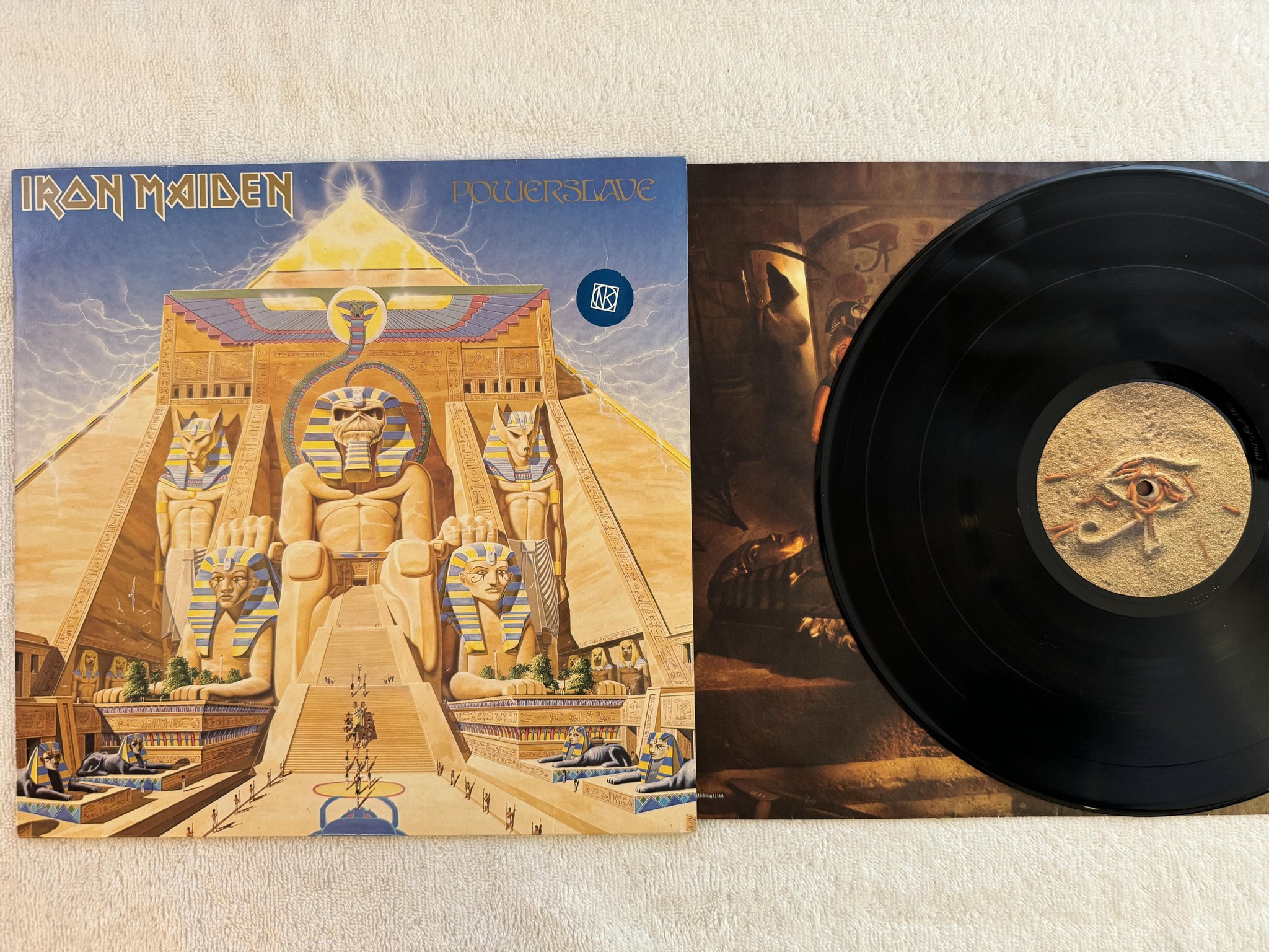 Omslagsbild för skivan IRON MAIDEN powerslave LP -84 EMI 1C 064 24 0200 1